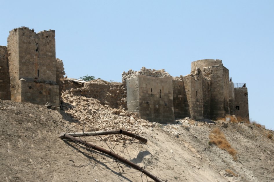 La explosión destruyó la pared de la impresionante fortificación que data del siglo XIII / AFP