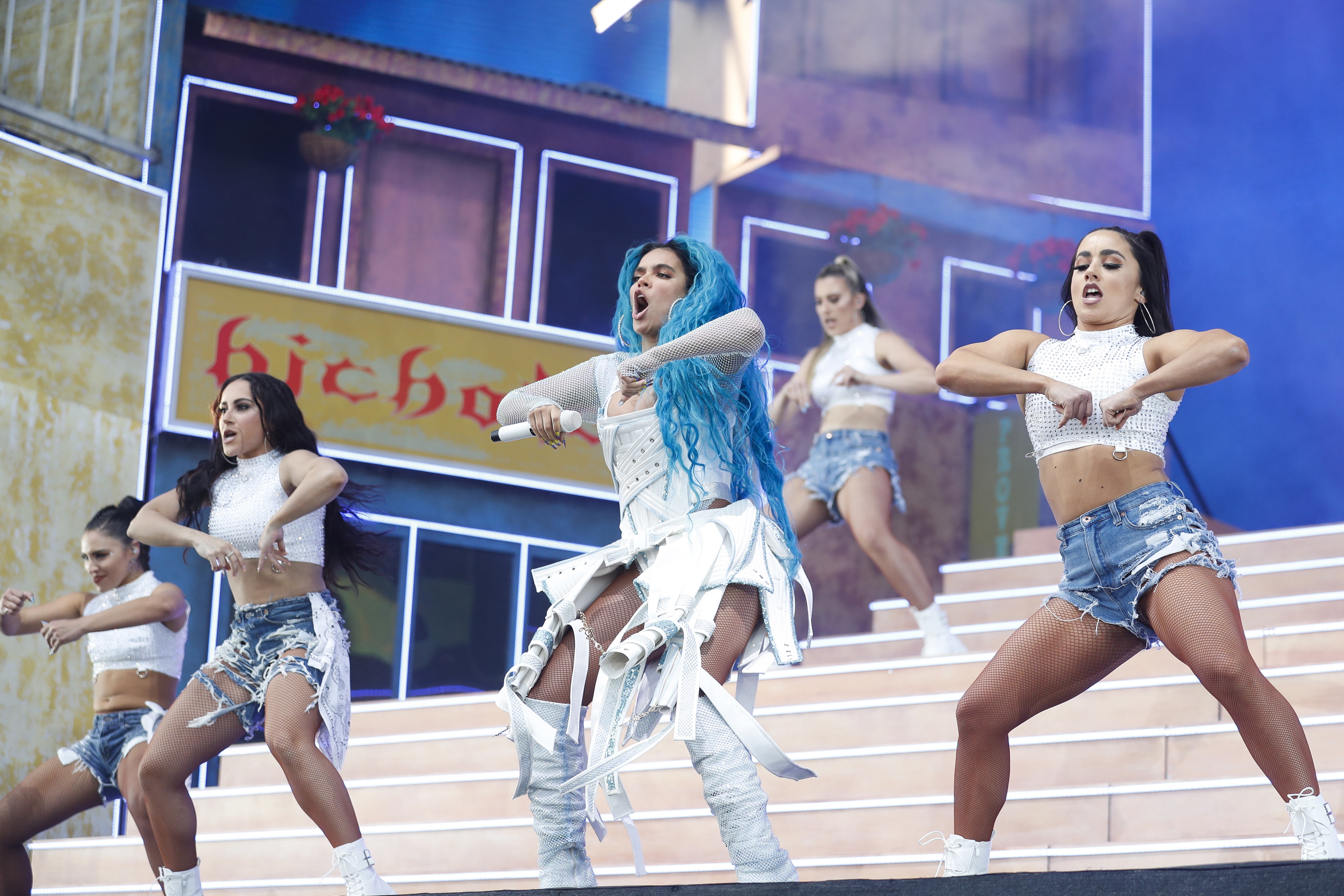 Video: En su segundo día en Coachella, Karol G sorprendió cantando con J Balvin