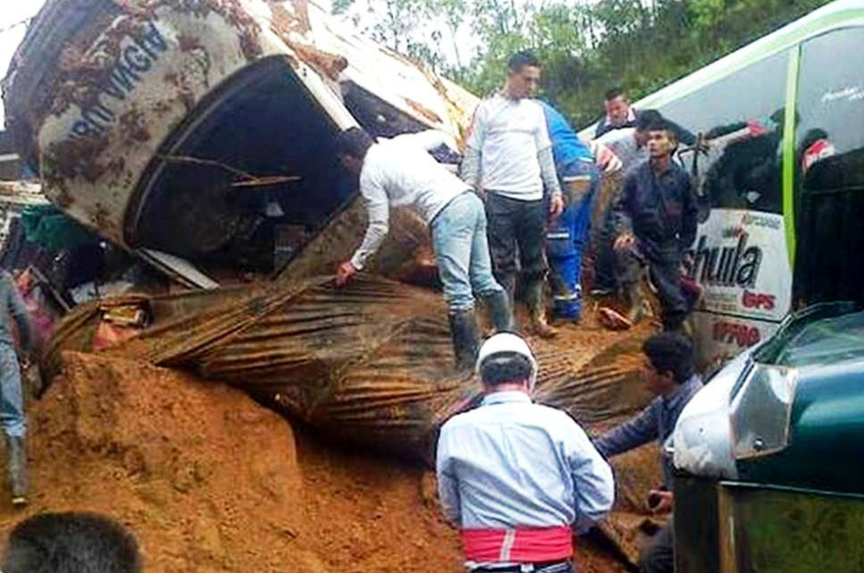 Un muerto y ocho heridos deja derrumbe en vía entre Florencia y Huila