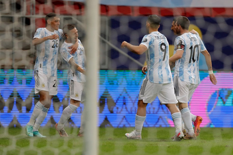 Los jugadores de Argentina celebran el gol con que se abrió el marcador en Brasilia.