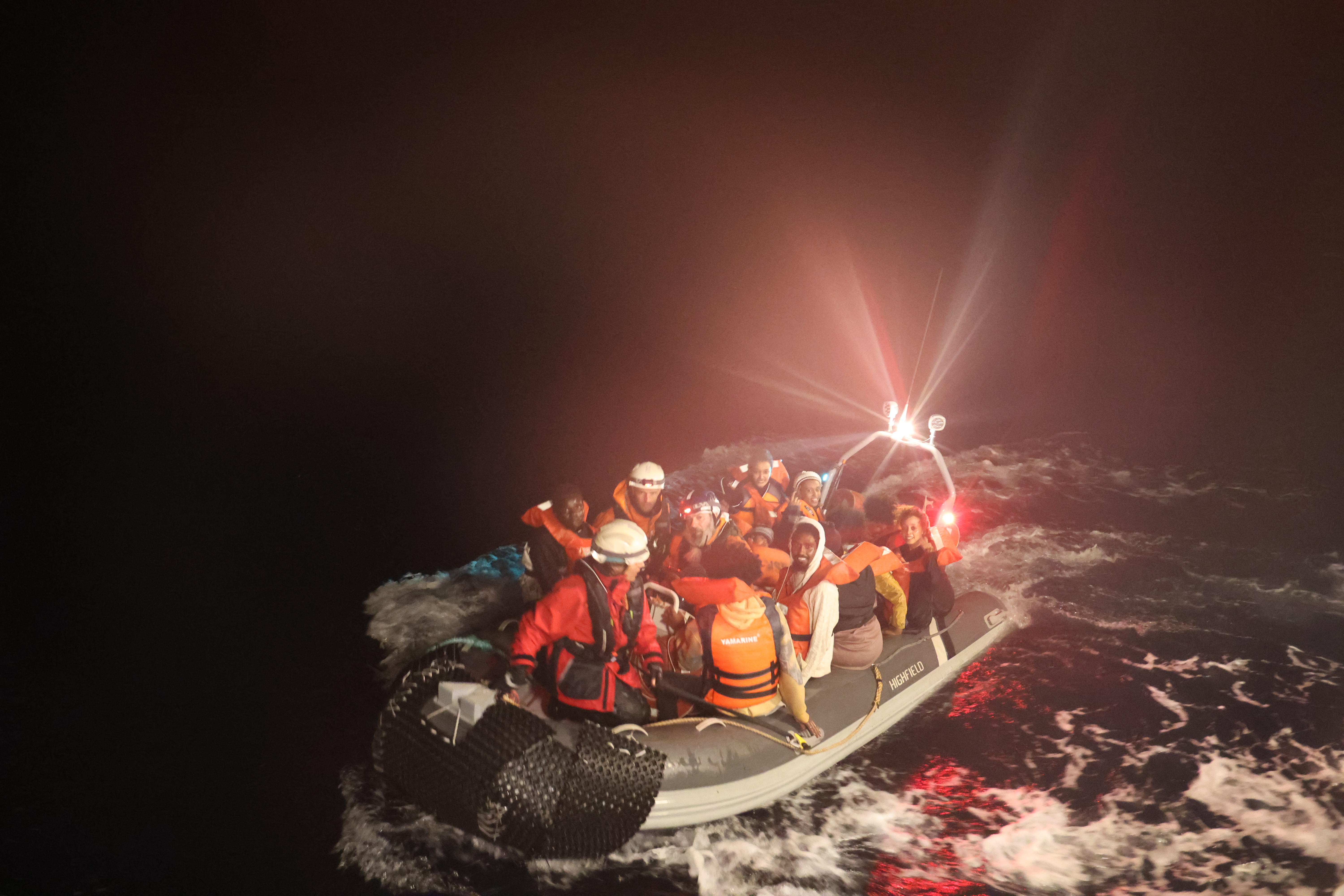 En la tarde del 16 de noviembre de 2025, el equipo de MSF a bordo del Oyvon rescató a un grupo de 27 personas que se encontraban en peligro en una lancha neumática. Todos desembarcaron sanos y salvos a la mañana siguiente en Lampedusa.