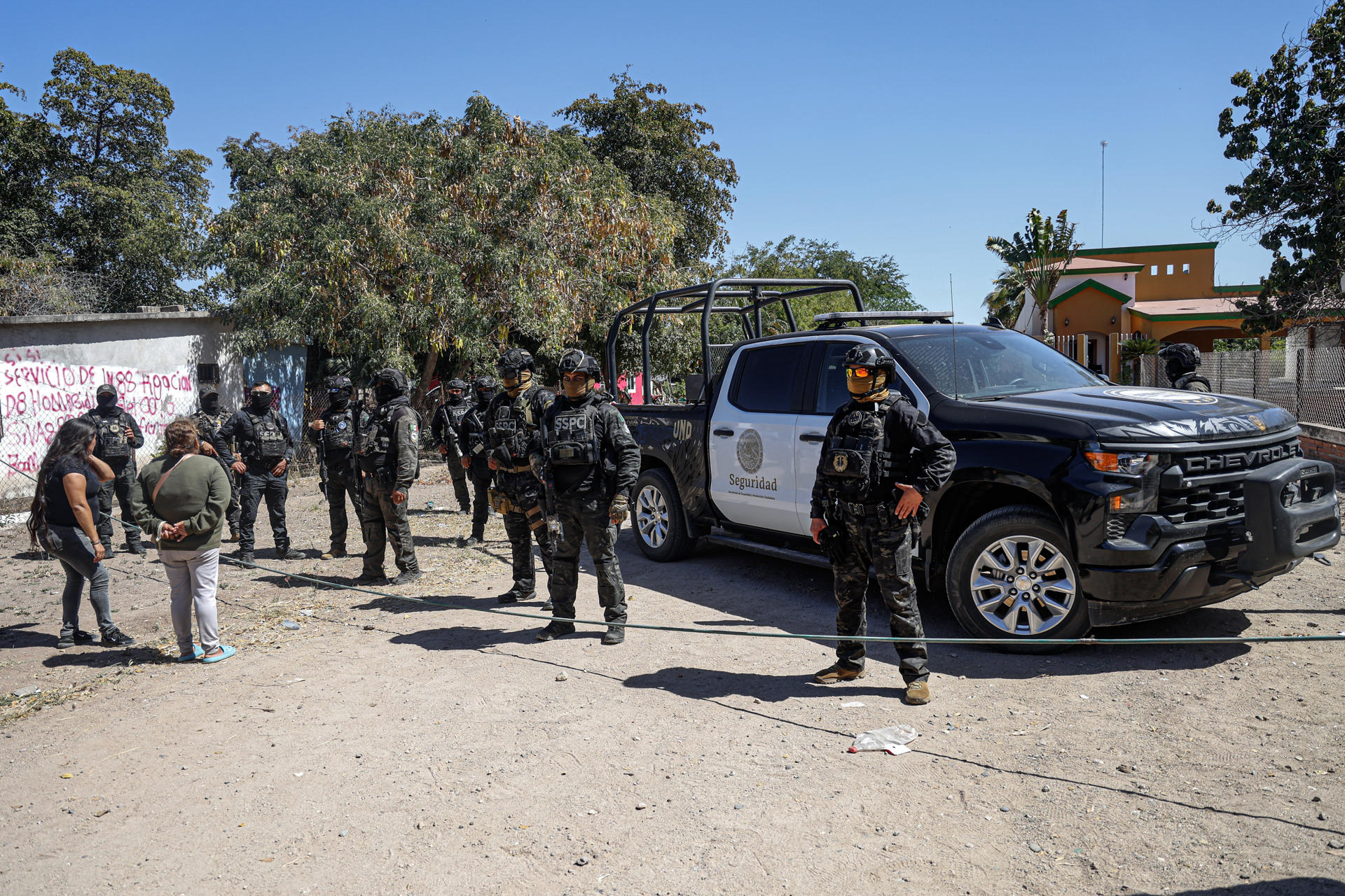 En México, grupos de autodefensas contraatacan al narco con fusiles y granadas