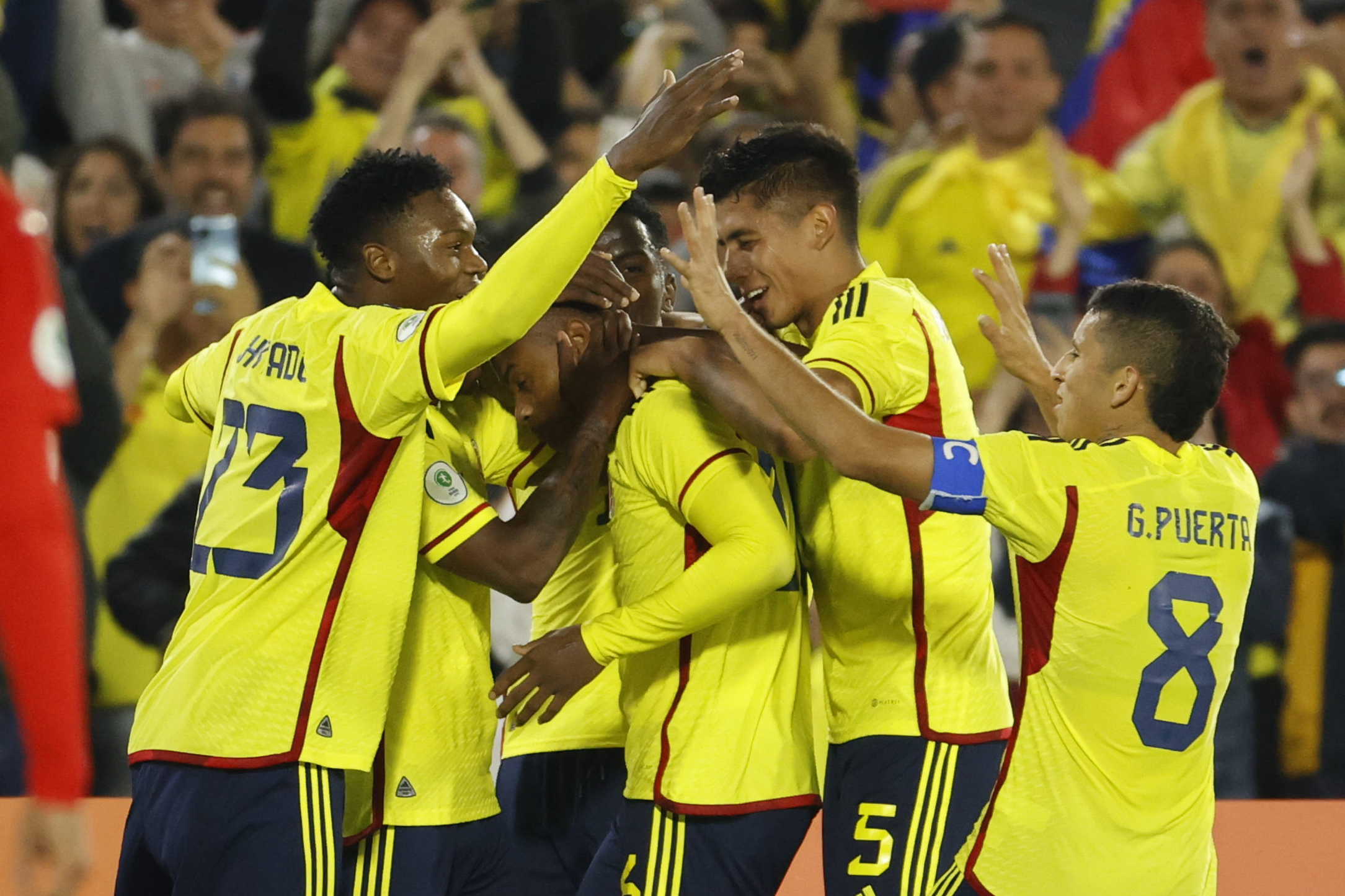 AMDEP1136. BOGOTÁ (COLOMBIA), 03/02/2023.- Jugadores de Colombia celebran un gol de Oscar Cortés hoy, en un partido de la fase final del Campeonato Sudamericano Sub'20 entre las selecciones de Colombia y Paraguay en el estadio El Campín en Bogotá (Colombia). EFE/ Mauricio Dueñas Castañeda