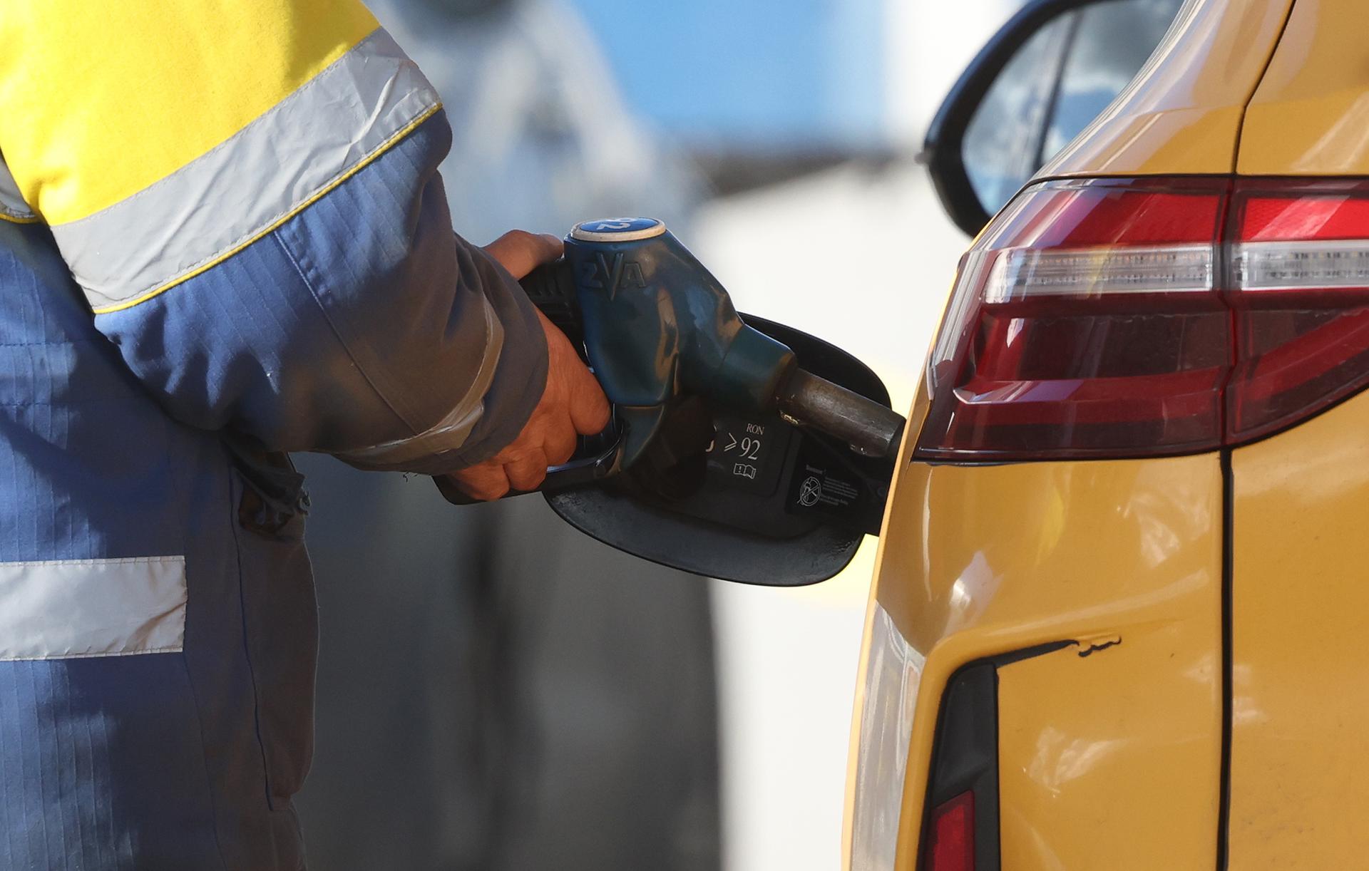 MOSCOW (Russian Federation), 26/09/2025.- A gas station worker fills a car at a gas station in Moscow, Russia, 26 September 2025. Russia will extend the partial ban on gasoline exports and introduce a ban on diesel export, Deputy Prime Minister Alexander Novak said on 25 September. (Rusia, Moscú) EFE/EPA/MAXIM SHIPENKOV
