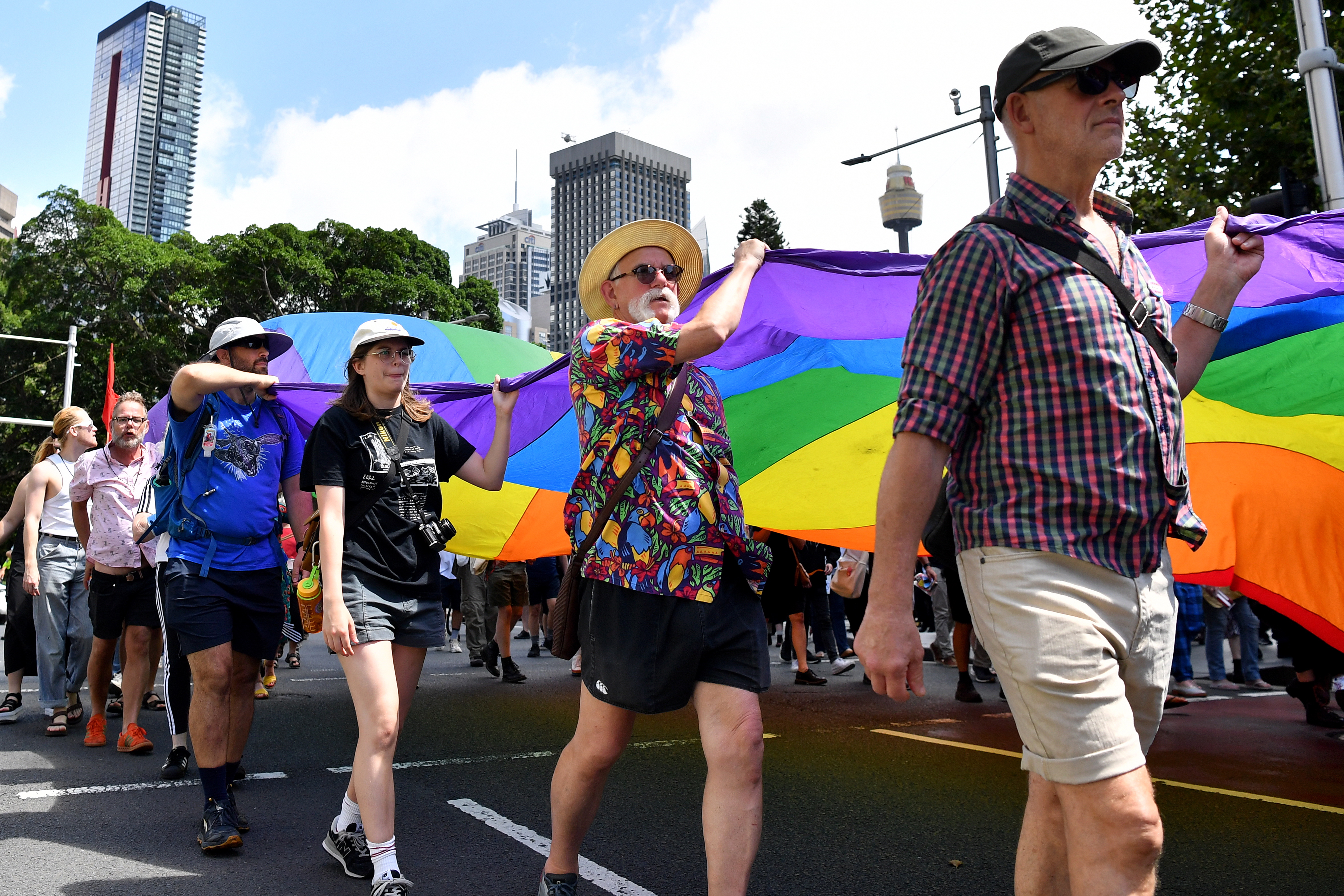 Sydney (Australia), 02/02/2023.- Protestors march in support of clergy sexual abuse survivors and the LGBTQI+ community, as the pontifical requiem Mass for Cardinal George Pell takes place at St. Mary's Cathedral in Sydney, Australia, 02 February 2023. (Protestas) EFE/EPA/BIANCA DE MARCHI AUSTRALIA AND NEW ZEALAND OUT