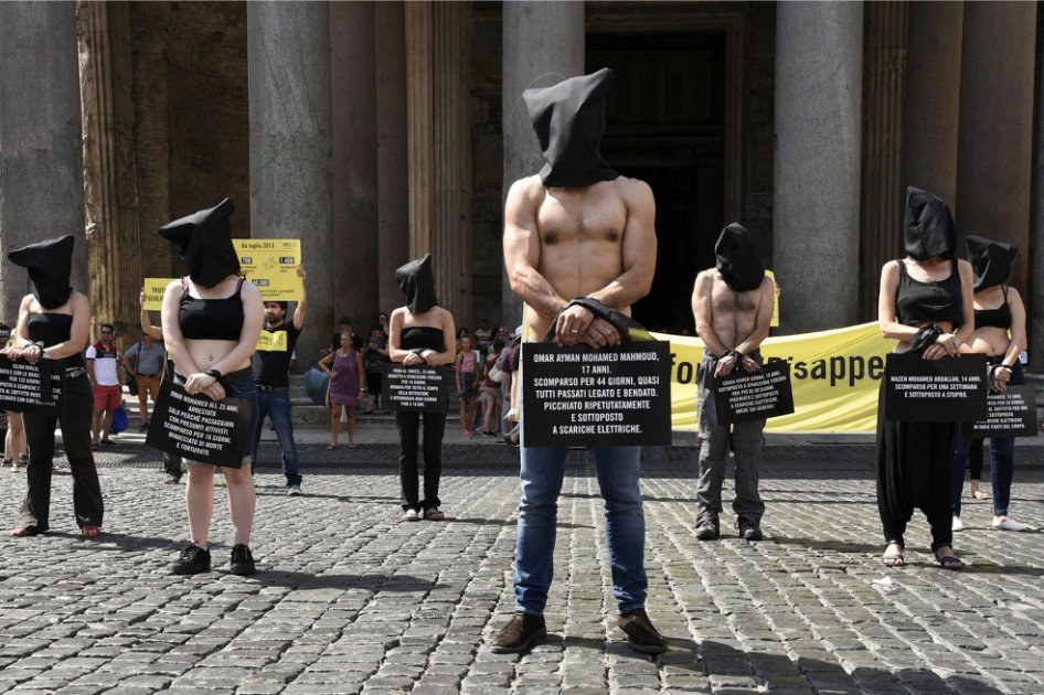 Manifestantes protestaron en el centro de Roma por las desapariciones ocurridas en Egipto, entre ellas la de una estudiante italiano: Giulio Regeni. / EFE