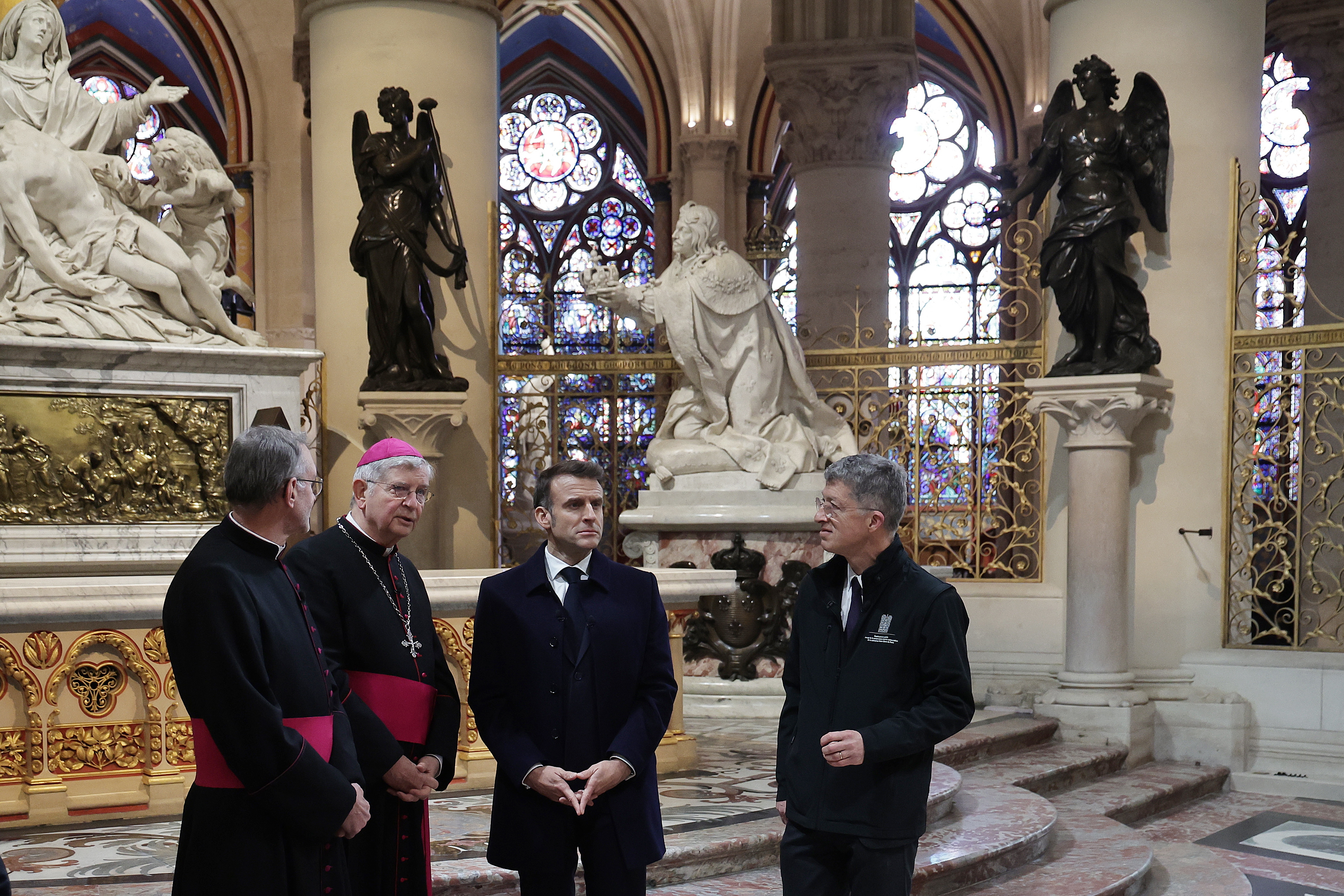 El primer vistazo a la Notre-Dame restaurada devela una catedral de muros blancos