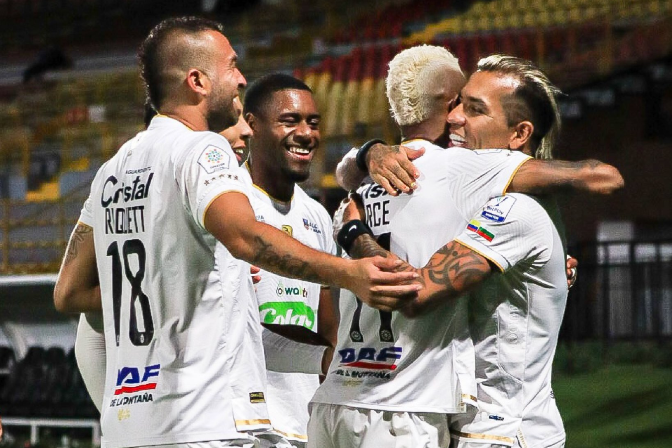 Los jugadores del Once Caldas celebran su victoria 2-1 en el estadio de Techo ante Equidad.