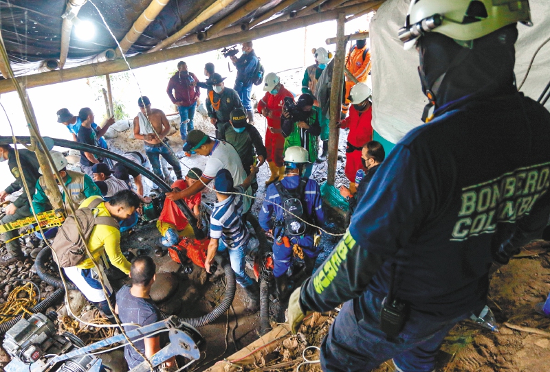 Rescatan los cuerpos sin vida de los 11 mineros atrapados en socavón en Neira