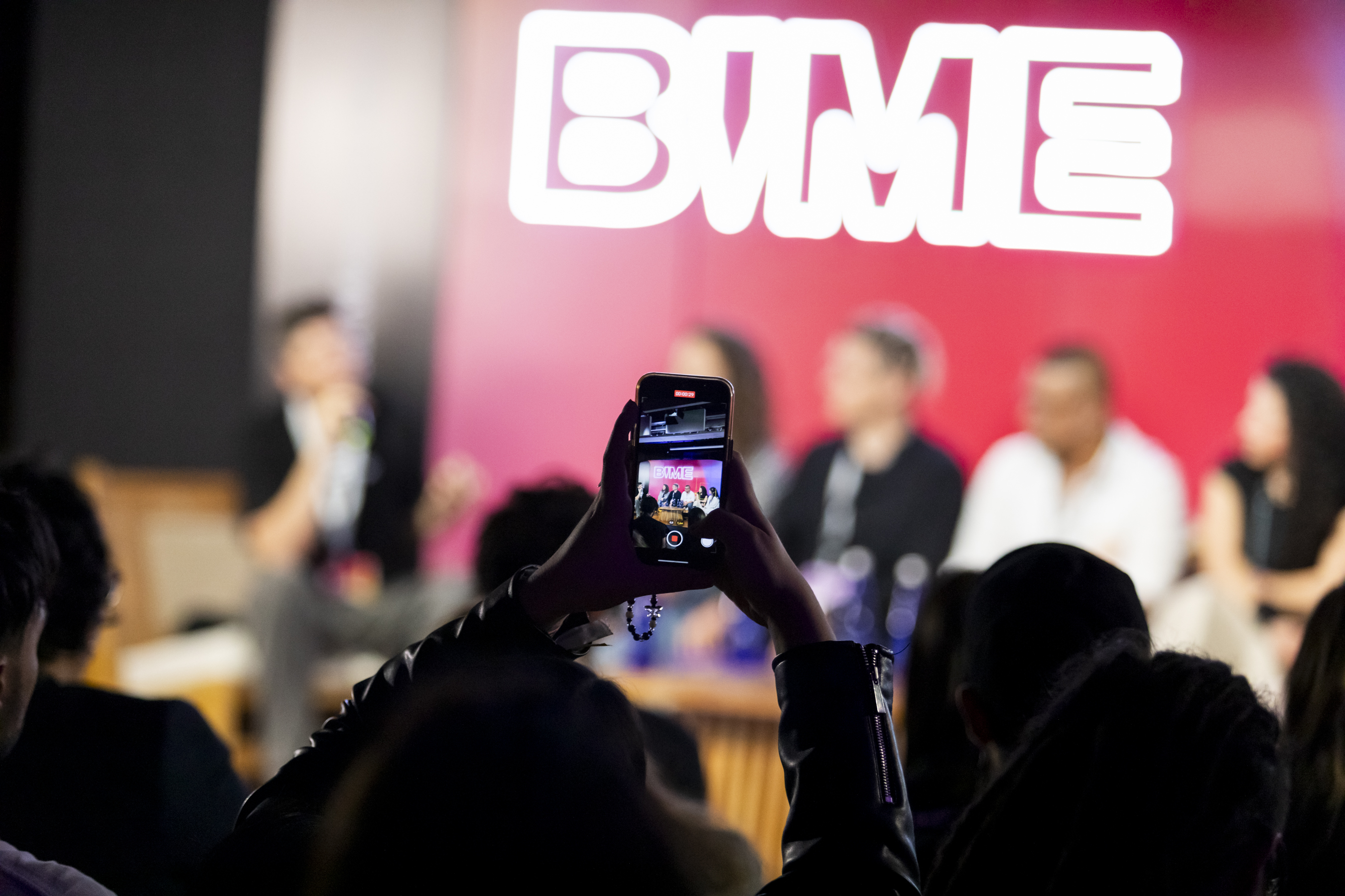 ​​​​​El Ministerio de las Culturas y el BIME seleccionarán una delegación compuesta por cuatro artistas y/o agrupaciones musicales y seis agentes, gestores y/o representantes culturales colombianos(as) radicados(as) en otros países diferentes a Colombia, para participar en la 12ª edición de BIME Bilbao. La convocatoria estará abierta del 2 al 12 de agosto.