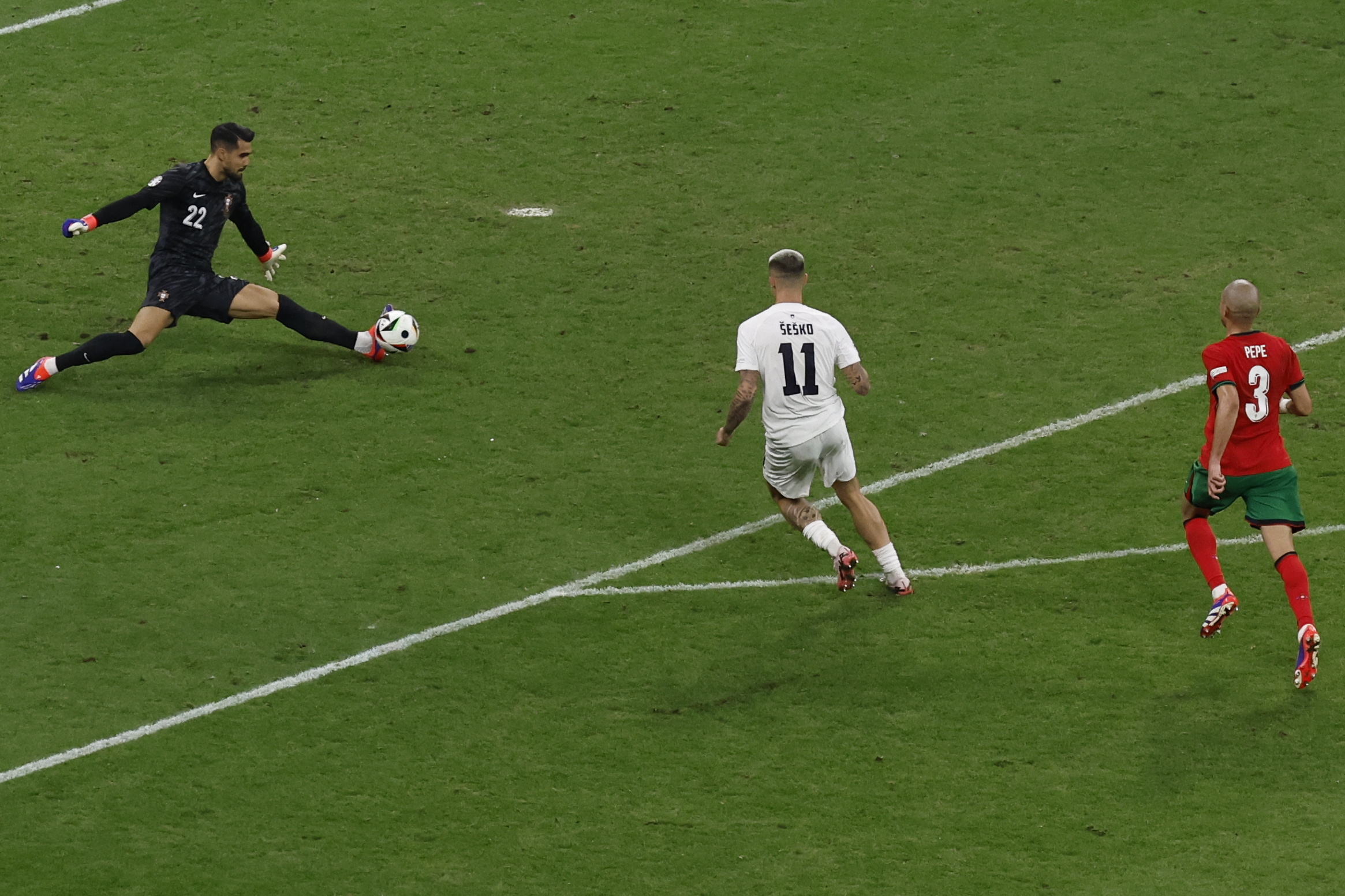 Frankfurt Am Main (Germany), 01/07/2024.- Goalkeeper Diogo Costa of Portugal saves a shot from Benjamin Sesko (C) of Slovenia during the UEFA EURO 2024 Round of 16 soccer match between Portugal and Slovenia, in Frankfurt Main, Germany, 01 July 2024. (Alemania, Eslovenia) EFE/EPA/ROBERT GHEMENT