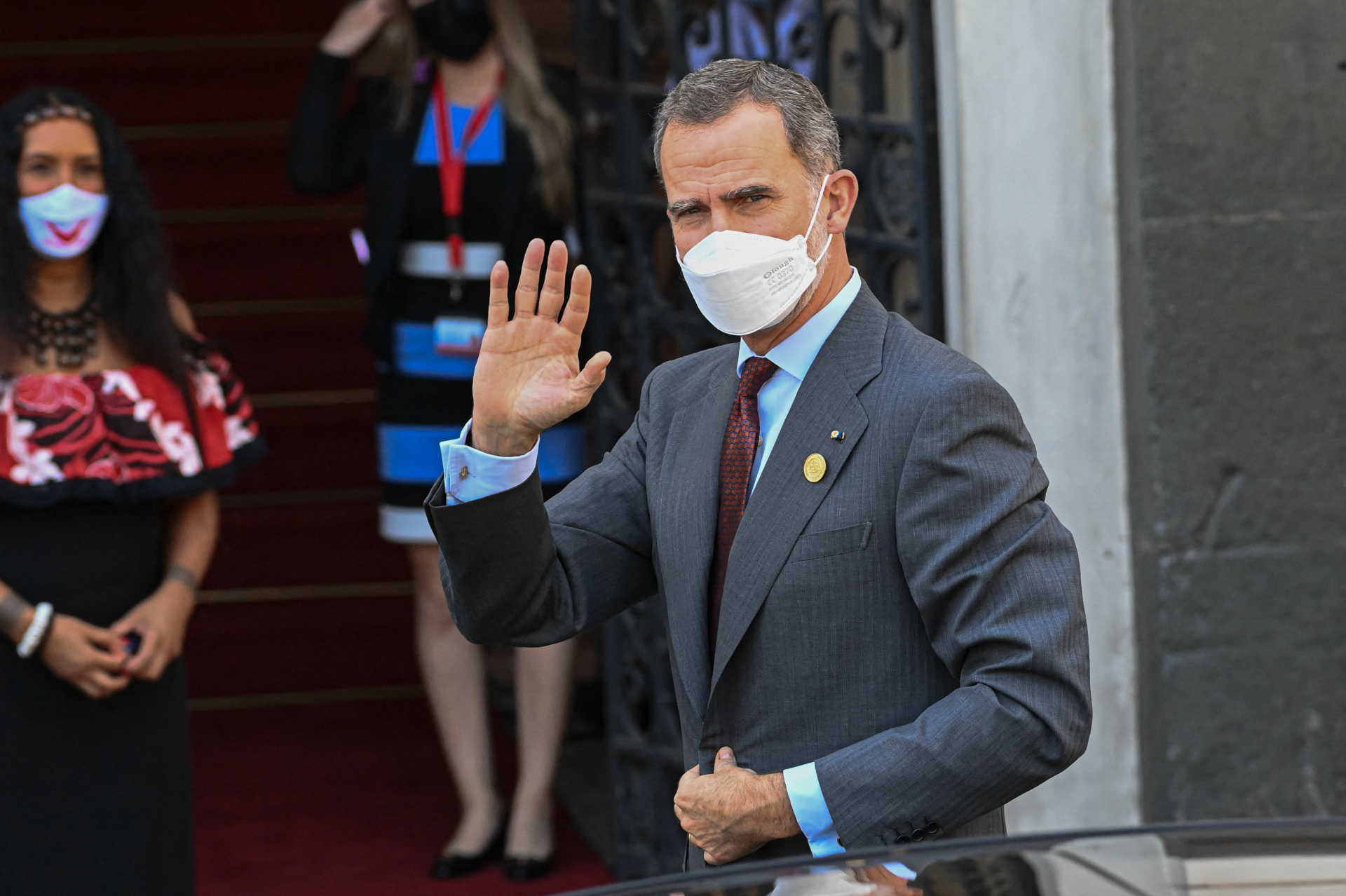 El rey de España, Felipe VI, viajó hasta Santiago para reunirse con los presidentes de Chile, ya que horas antes visitó al presidente saliente, Sebastián Piñera, y después se reunió con el presidente electo, Gabriel Boric.