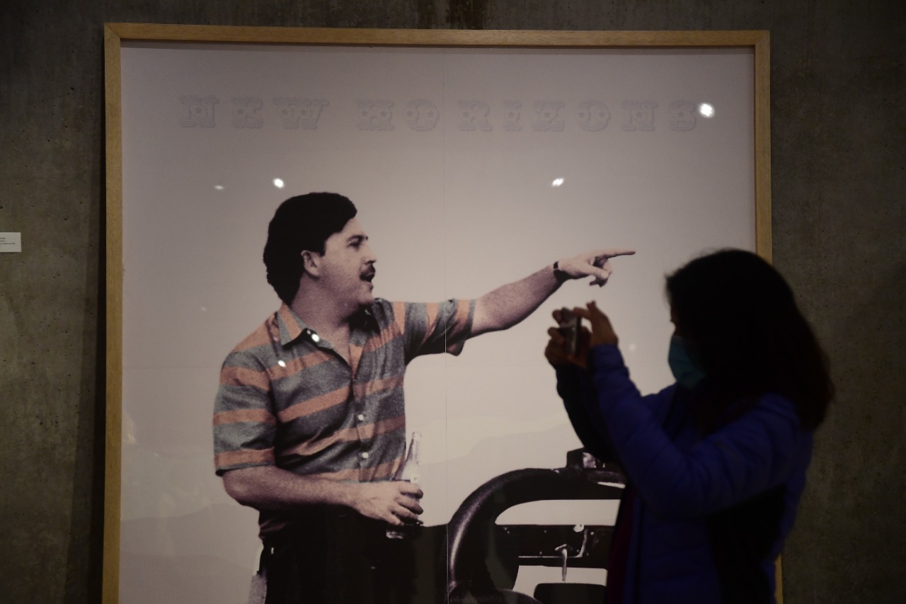 Esta exposición es el resultado de un proyecto de creación e investigación que se inició en 2017, en el que los visitantes formamos esa (esta) Narcolombia al comprender su sentido e identificarnos con sus narrativas, por lo que no hay un afuera ni un adentro de la muestra, como no lo hay de la Colombia simbolizada, ni del sistema capitalista.