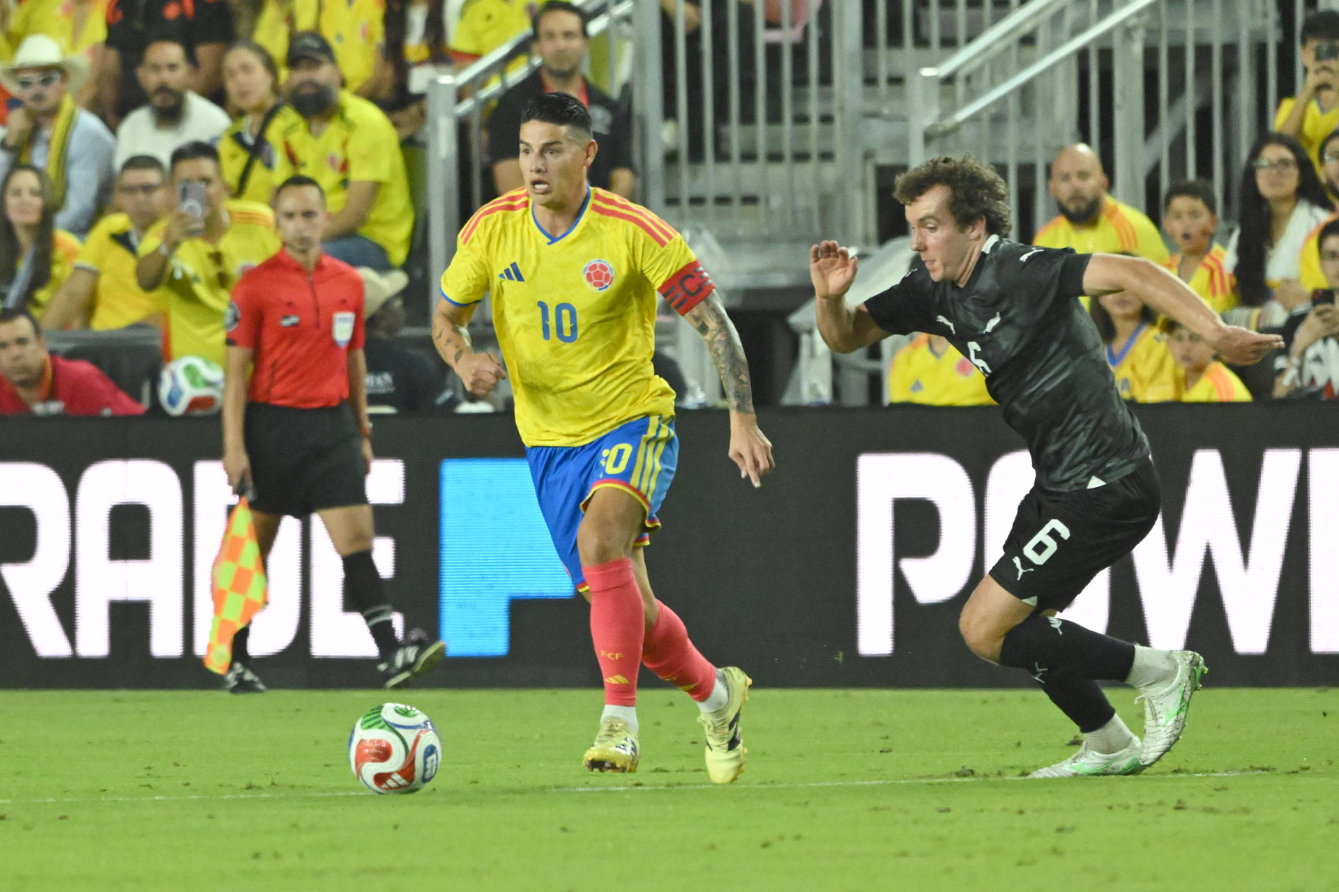 AME9457. FORT LAUDERDALE (ESTADOS UNIDOS), 15/11/2025.- James Rodríguez (i) de Colombia disputa un balón con Joe Bell de Nueva Zelanda este sábado, en un partido amistoso entre las selecciones de Colombia y Nueva Zelanda en el Chase Stadium, en Fort Lauderdale (Estados Unidos). EFE/ Giorgio Viera