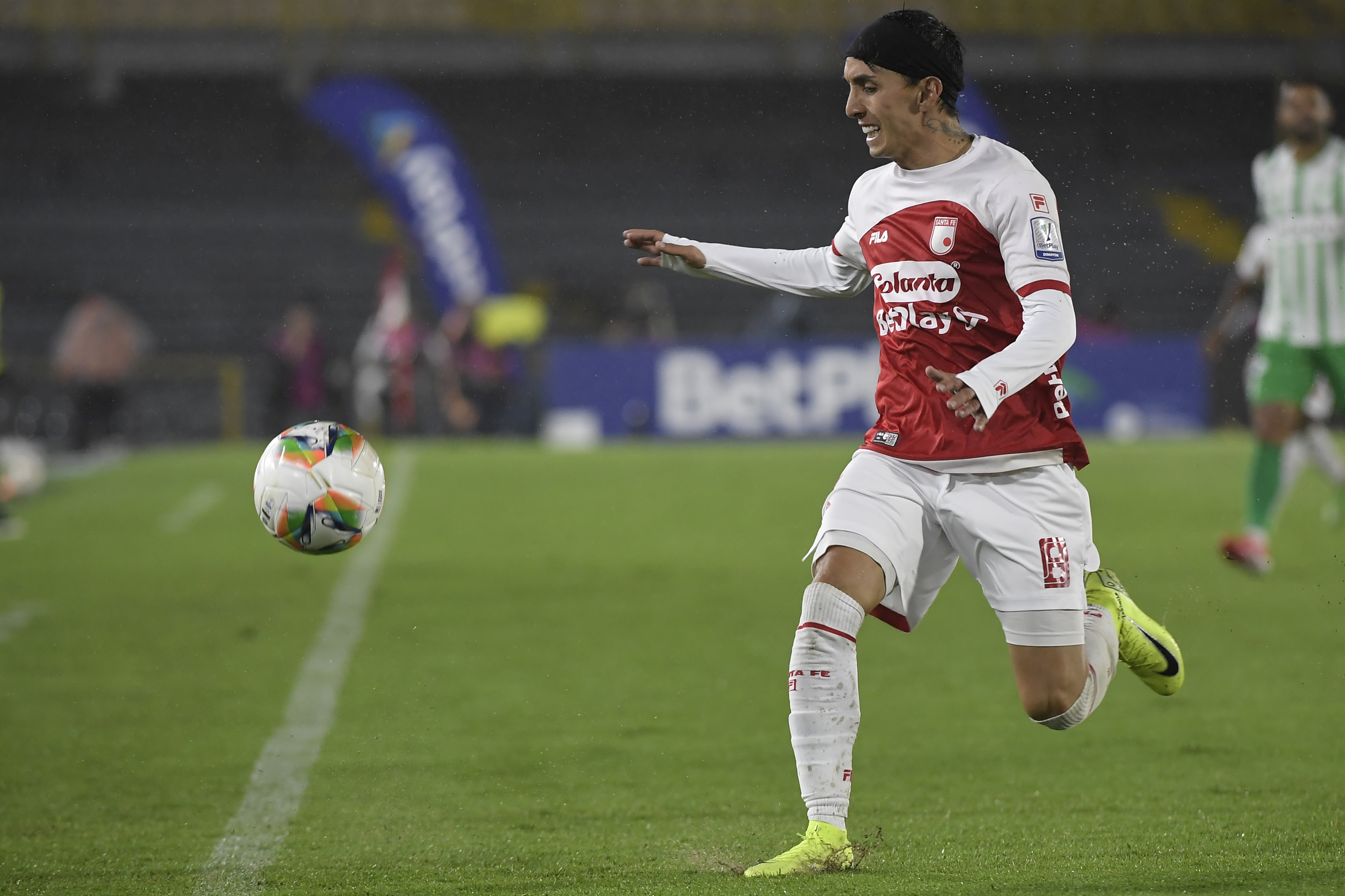 Futbolista colombiano, extremo de Santa Fe, en el partido ante Atlético Nacional, por la cuarta fecha de la Liga Betplay 2025-I.
