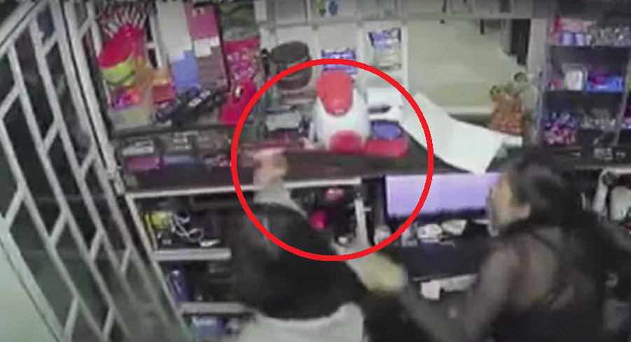 ¡A machete! Niña de 14 años espantó a ladrones que iban a robar la papelería de su mamá
