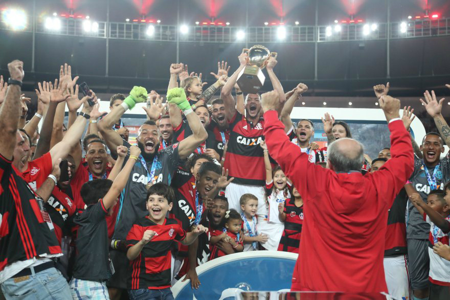 Orlando Berrío y Gustavo Cuellar, campeones con Flamengo en Brasil