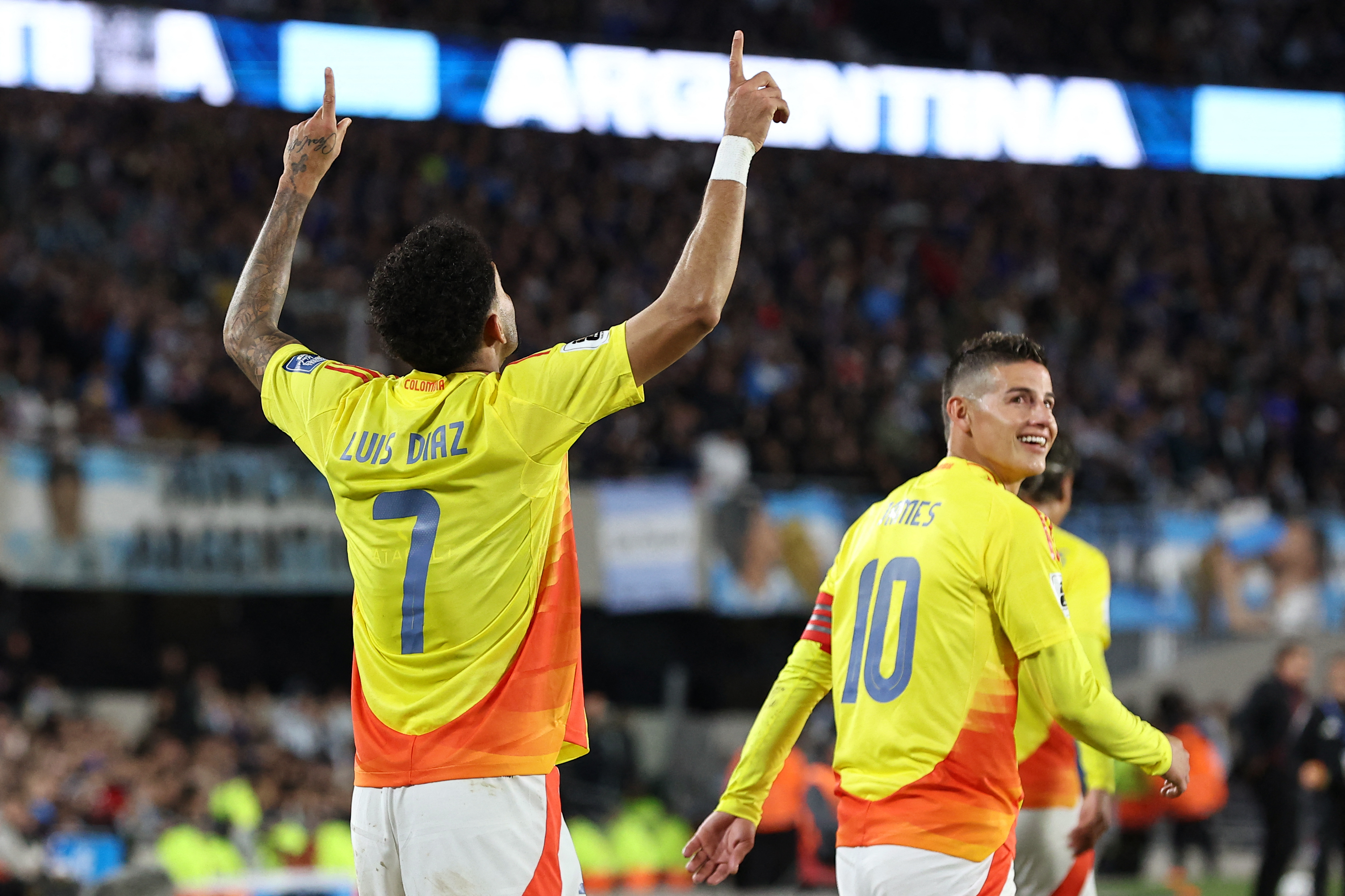 El delantero colombiano Luis Díaz celebra tras anotar un gol con el mediocampista James Rodríguez durante el partido de clasificación sudamericana para la Copa Mundial de la FIFA 2026 entre Argentina y Colombia en el estadio Más Monumental de Buenos Aires, el 10 de junio de 2025. (Foto de Alejandro PAGNI / AFP)