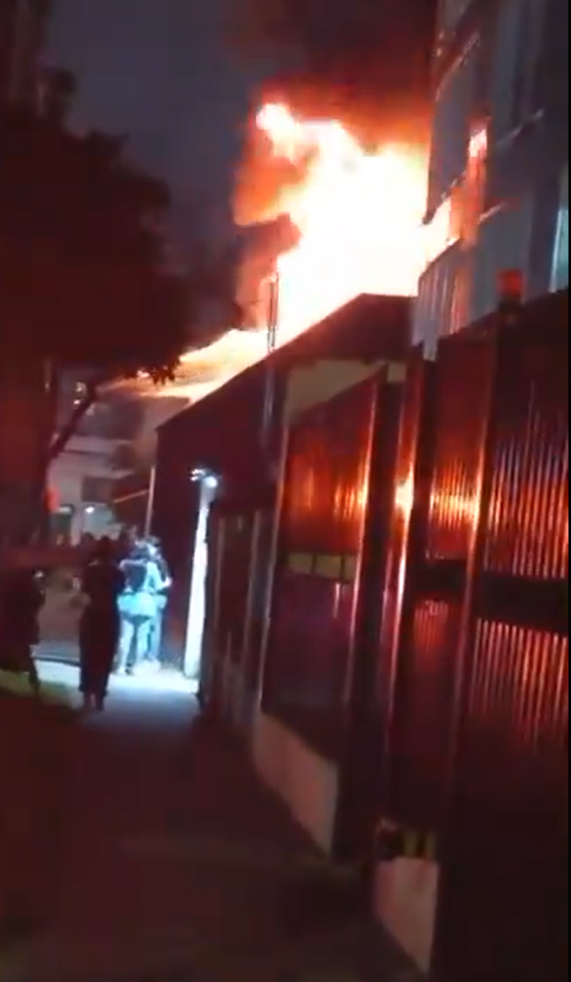 Incendio en fábrica de pintura genera congestión en la Carrera 18 con Calle 140