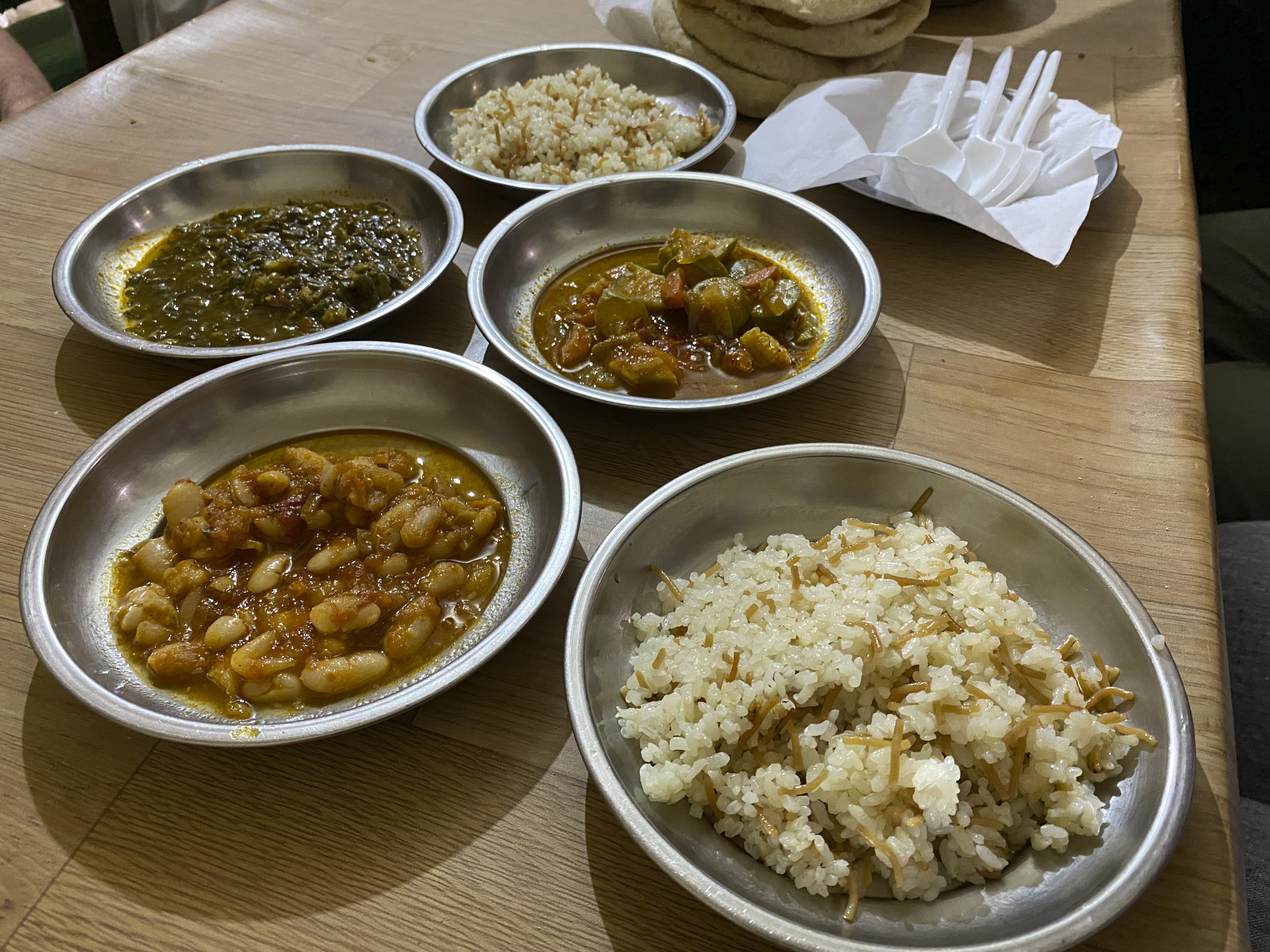 EL CAIRO (EGIPTO), 10/03/2023.-Arroz, habas, berenjena y espinacas son algunos de los platos básicos egipcios que forman parte de la degustación en establecimientos tradicionales del centro de El Cairo que ofrece la compañía Bellies En-Route. EFE/Rosa Soto