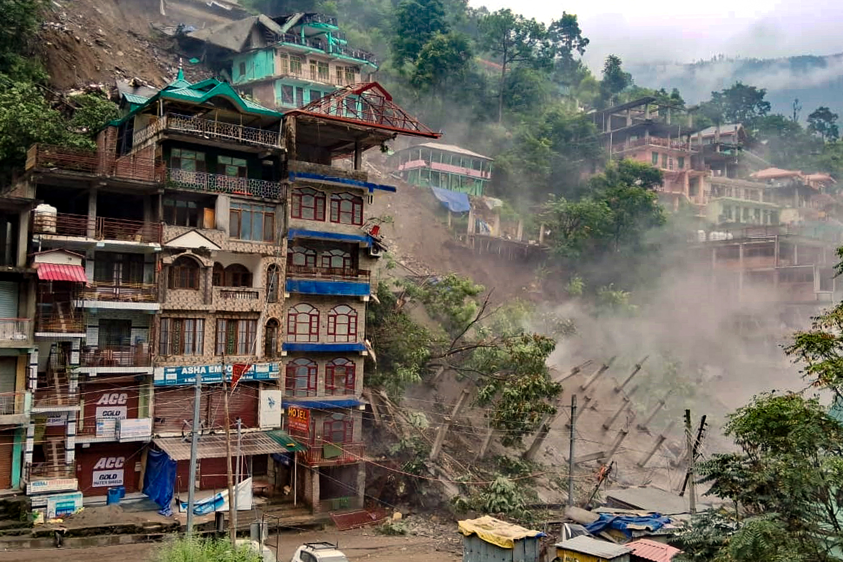 India: deslizamiento de tierra en Himachal Pradesh destruyó varios edificios