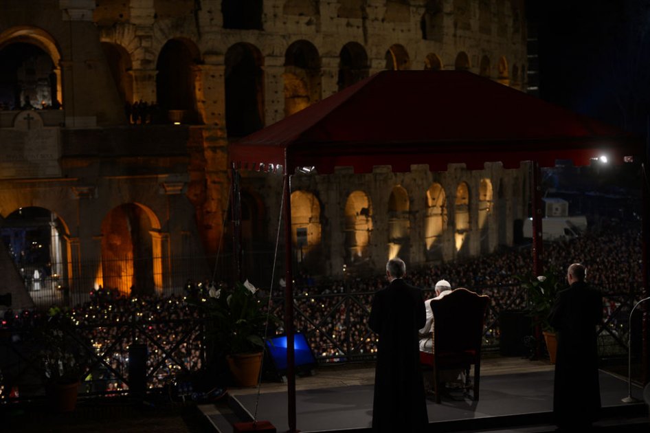 Papa Francisco preside en Coliseo de Roma el Vía Crucis