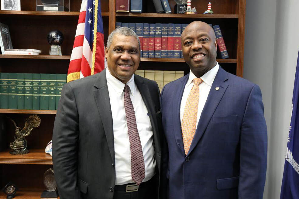 Óscar Gamboa (izq.) con el senador republicano Tim Scott.