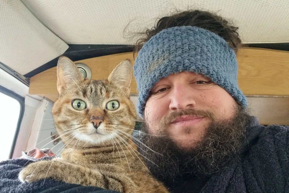 La conmovedora historia de Nala, una gata que viaja por el mundo en bicicleta