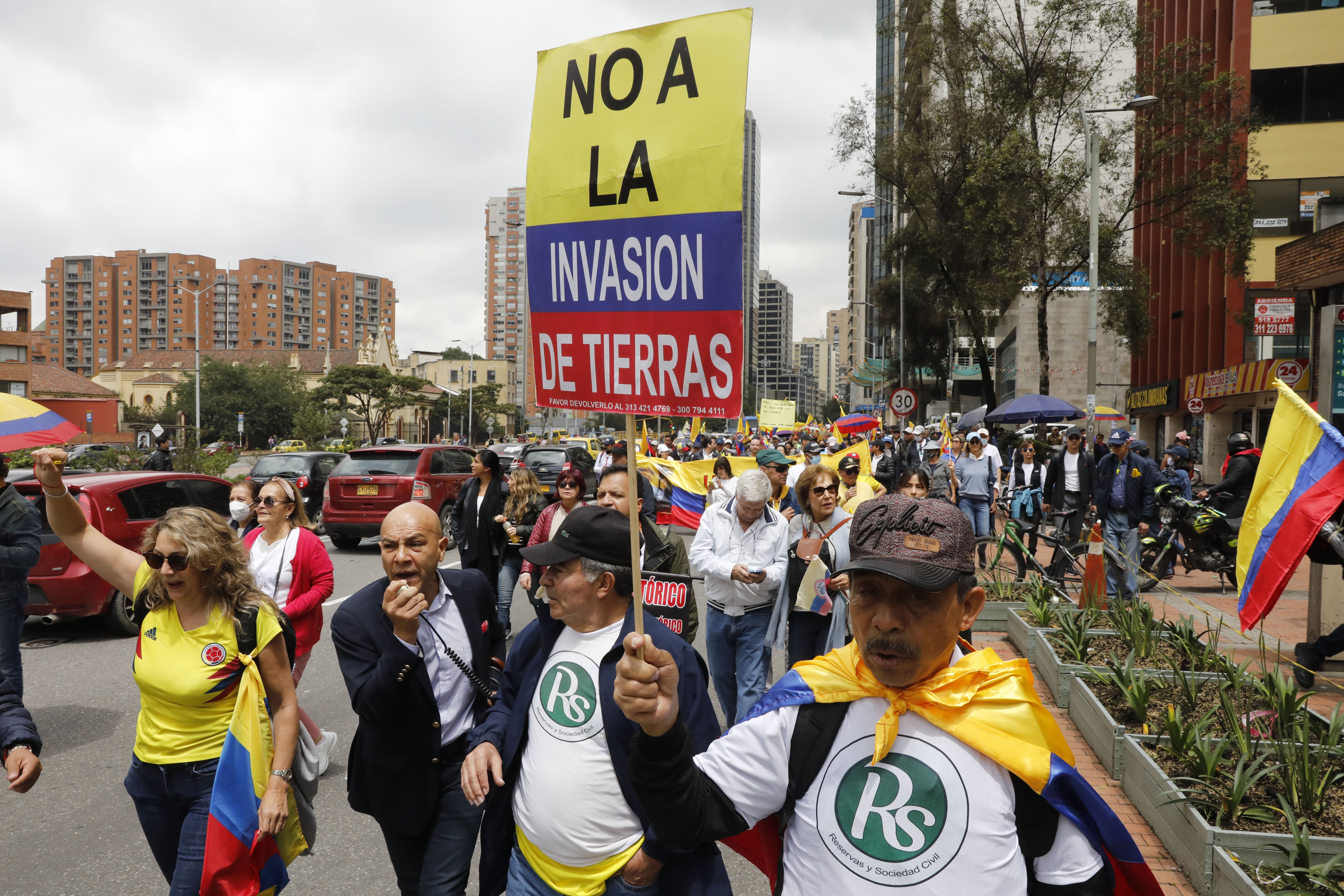 BOG400. BOGOTÁ (COLOMBIA), 29/10/2022.- Personas participan hoy de una jornada de protesta contra el Gobierno de Gustavo Petro, en Bogotá (Colombia). Partidos de la oposición y otros sectores de la sociedad convocaron para este sábado una nueva jornada de manifestación llamada Gran Marcha Nacional, para rechazar las reformas que adelanta el nuevo Gobierno. EFE/Carlos Ortega