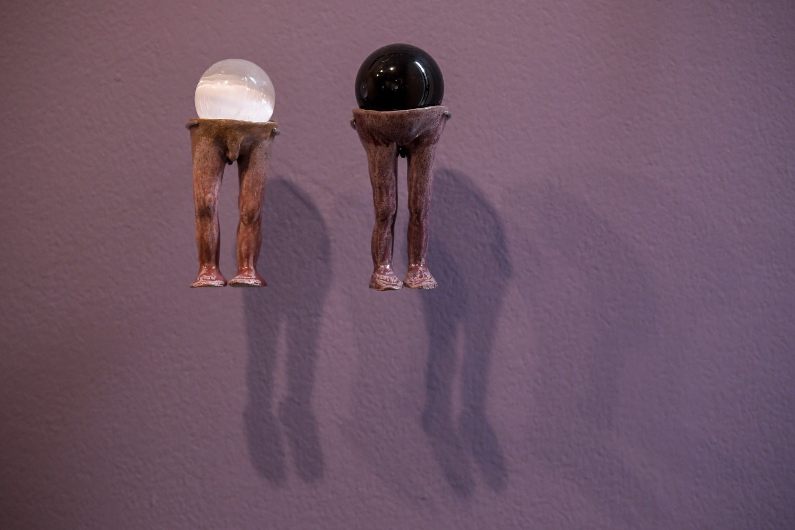 La exposición “En el ojo nace la rosa” transita por las dos polaridades del ser humano: la luz y la sombra