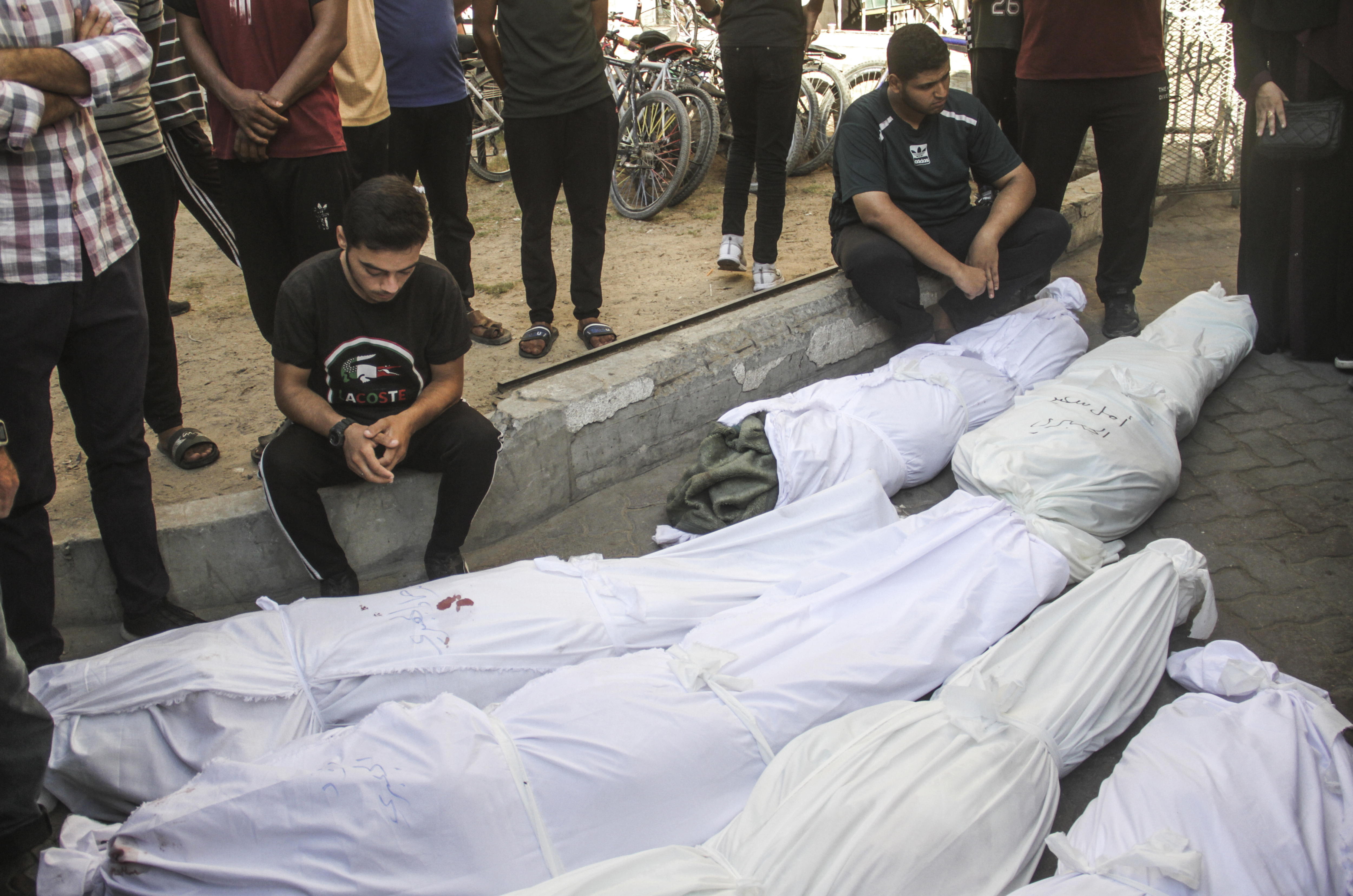 Lo que se sabe del ataque israelí que mató a un centenar de personas en Gaza