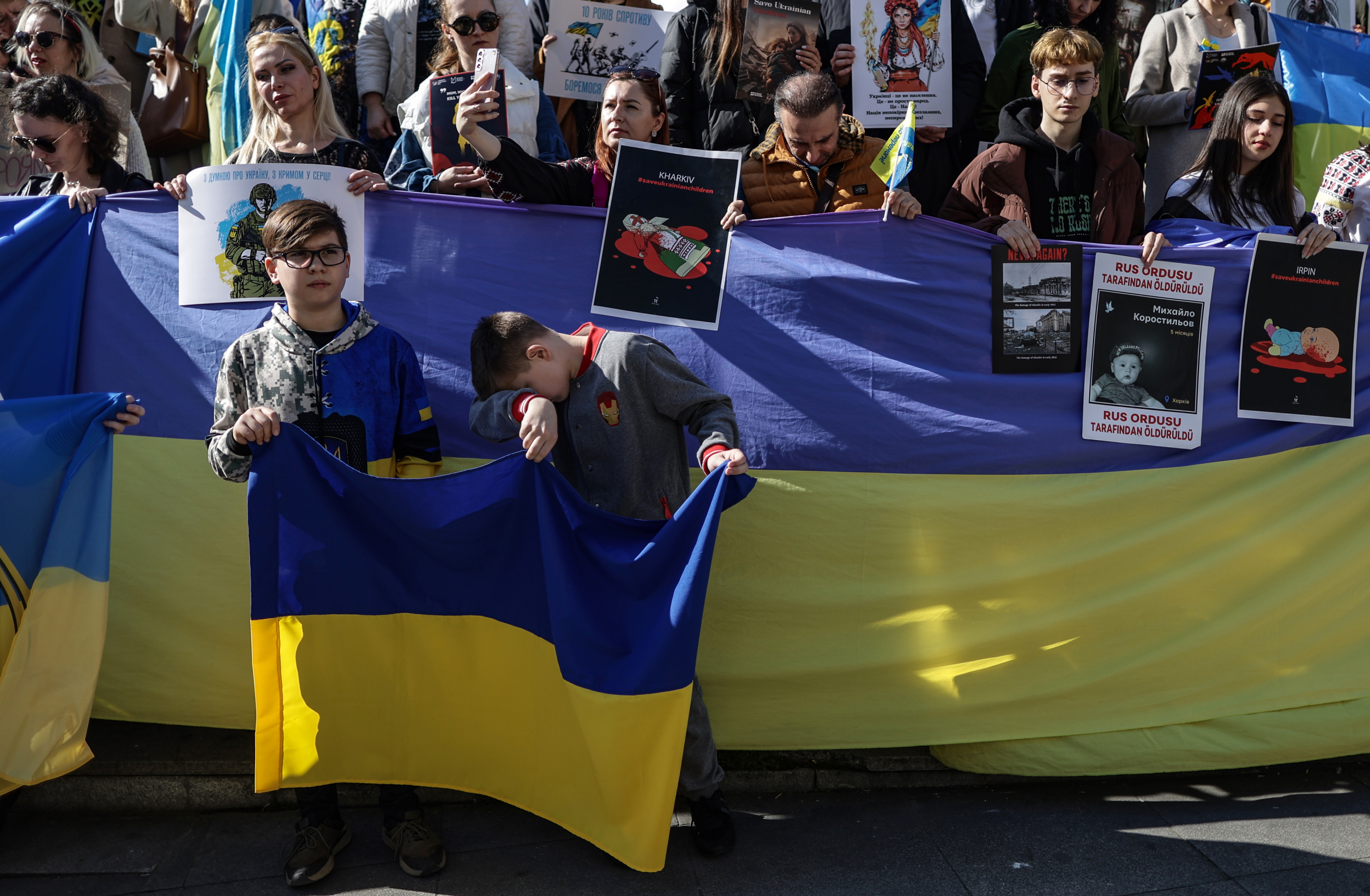 Istanbul (Turkey), 24/02/2024.- People hold Ukrainian flags as they attend a demonstration in support of Ukraine, in Istanbul, Turkey, 24 February 2024. On 24 February 2024, Ukraine marks the second year since Russian troops entered its territory, starting a conflict that has provoked destruction and a humanitarian crisis. (Protestas, Rusia, Turquía, Ucrania, Estanbul) EFE/EPA/ERDEM SAHIN