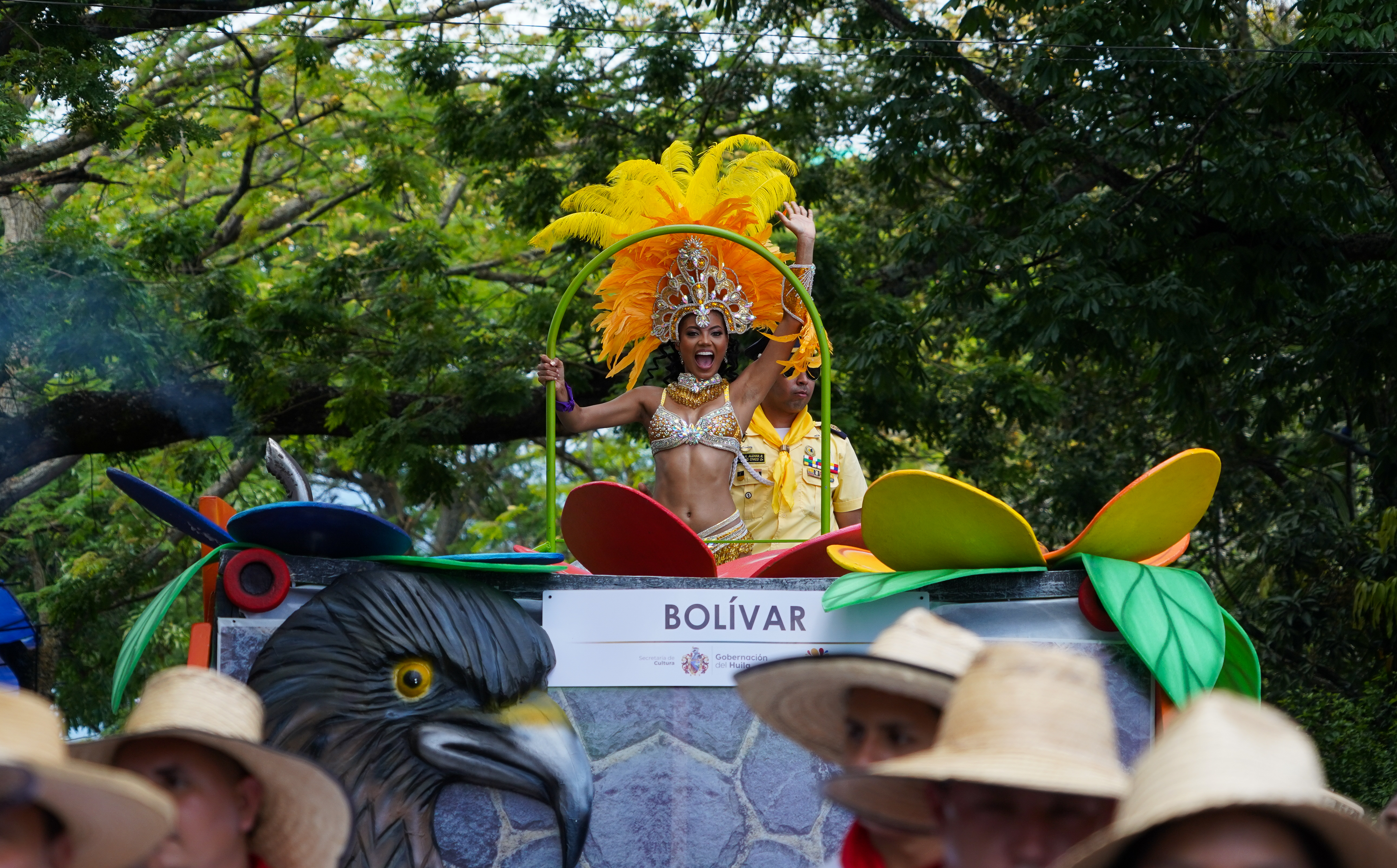 El desfile ofreció una muestra vibrante de música, danza y tradición, con la participación de delegaciones invitadas de departamentos como Nariño, Caquetá y Meta. Las candidatas, vestidas con trajes típicos, desfilaron en carrozas temáticas diseñadas por artesanos locales