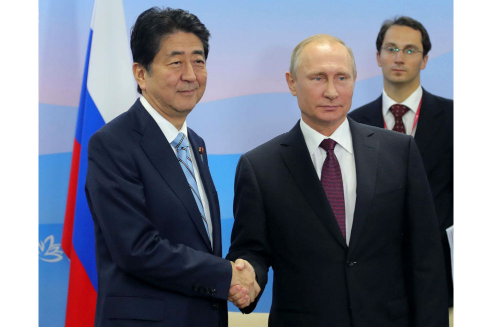 El primer ministro japonés, Shinzo Abe, en compañía del presidente ruso, Vladimir Putin, durante un foro económico en Vladivostok. /AFP
