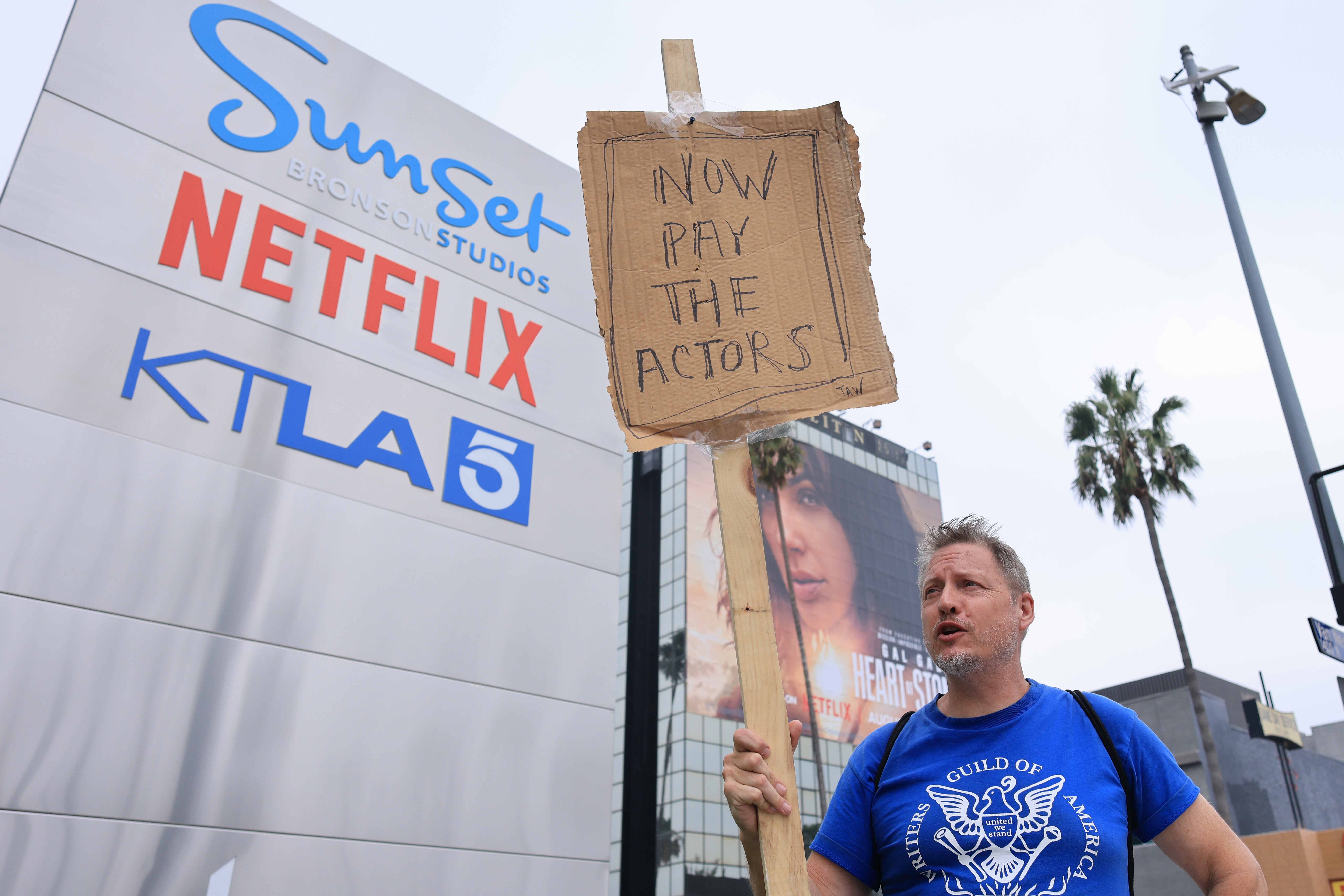 Hollywood (United States), 25/09/2023.- US screenwriter Travis Adam Wright, supporting the Screen Actors Guild, walks with a homemade sign in front of Netflix in Hollywood, California, USA, 25 September 2023. The Writers Guild of America (WGA) reached a tentative agreement to end the writers strike in Los Angeles. EFE/EPA/DAVID SWANSON
