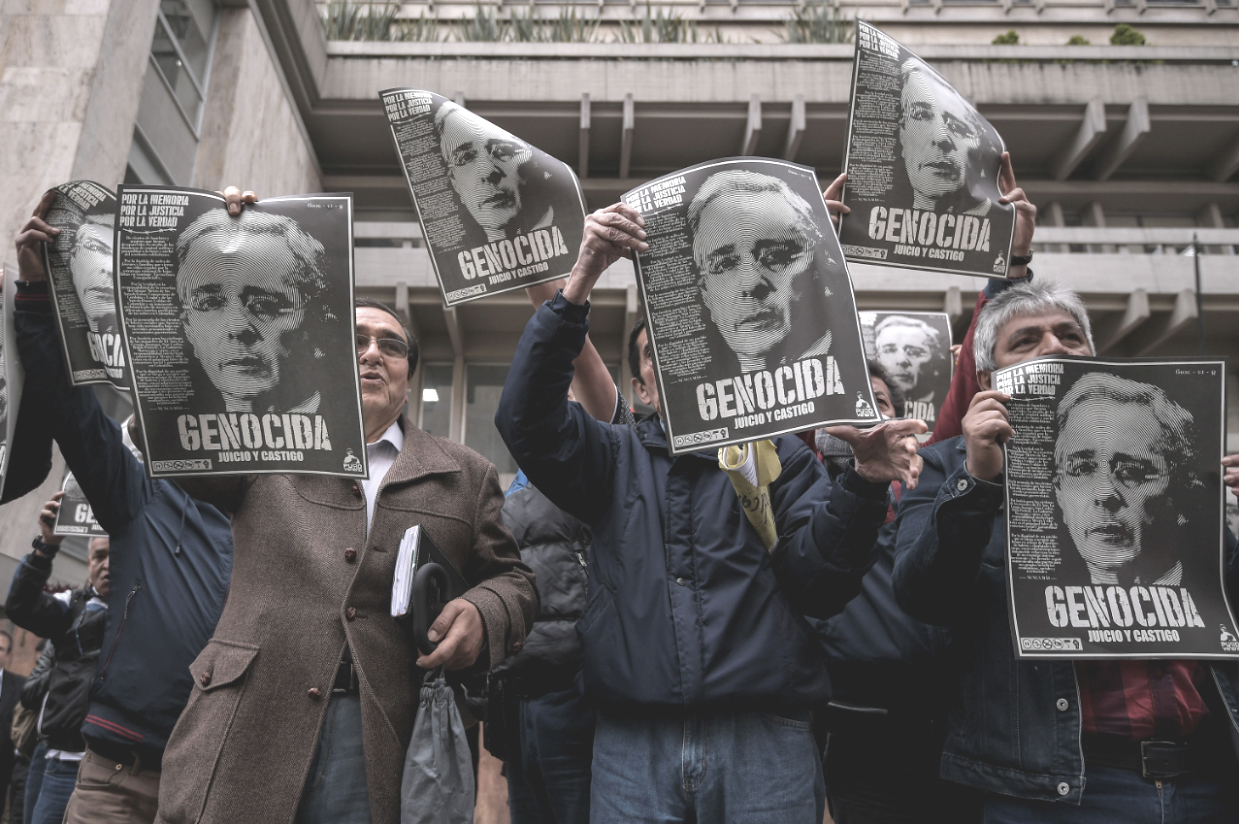Opositores de Uribe levantaron carteles en los que se le acusaba de genocida. Uno de esos carteles fue el que tenía la periodista de W Radio que fue mencionada por el exmandatario en su discurso posterior a la indagatoria.Mauricio Alvarado - El Espectador