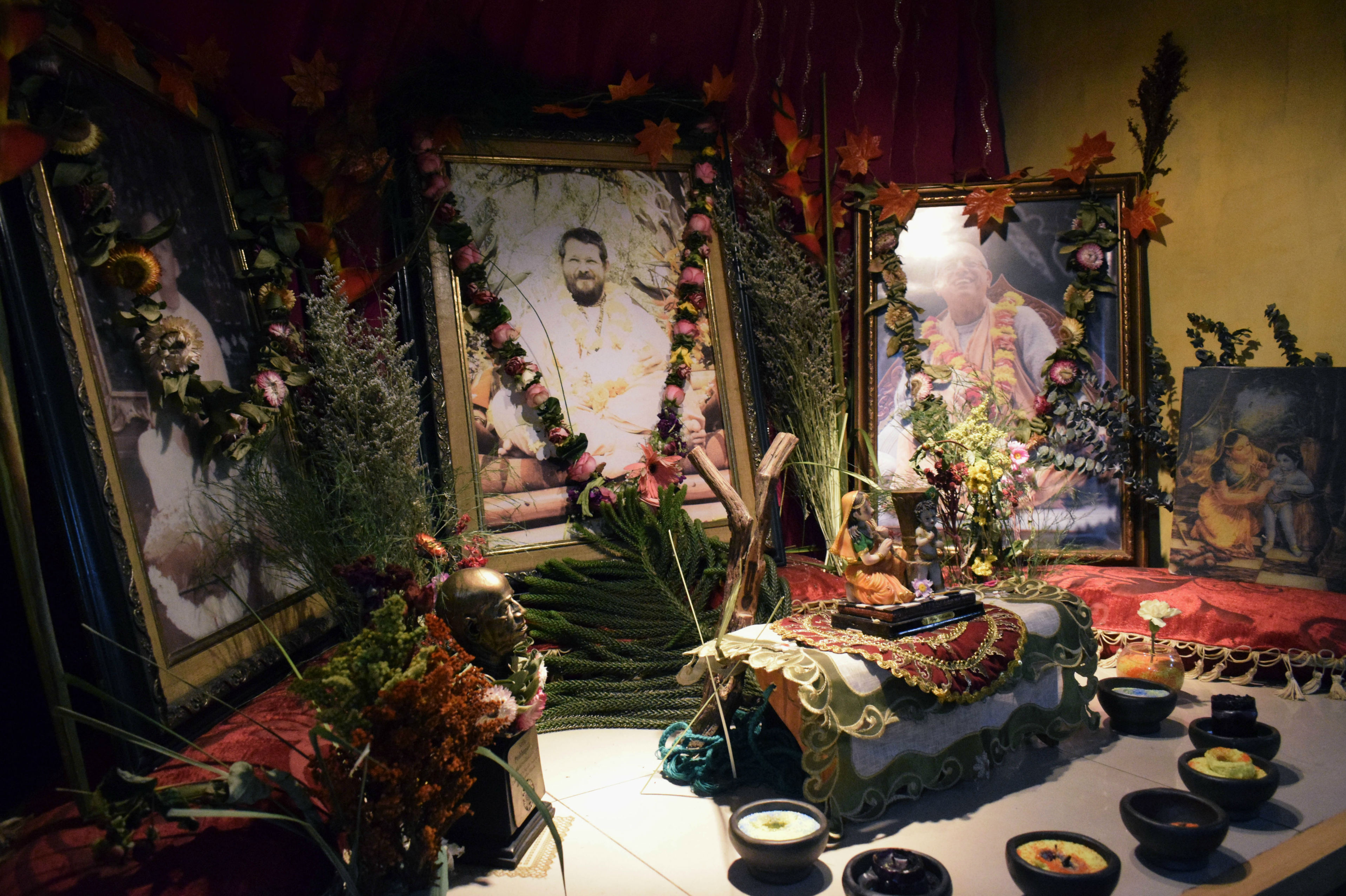 Un día en un templo donde los krishnas rinden culto a su deidad