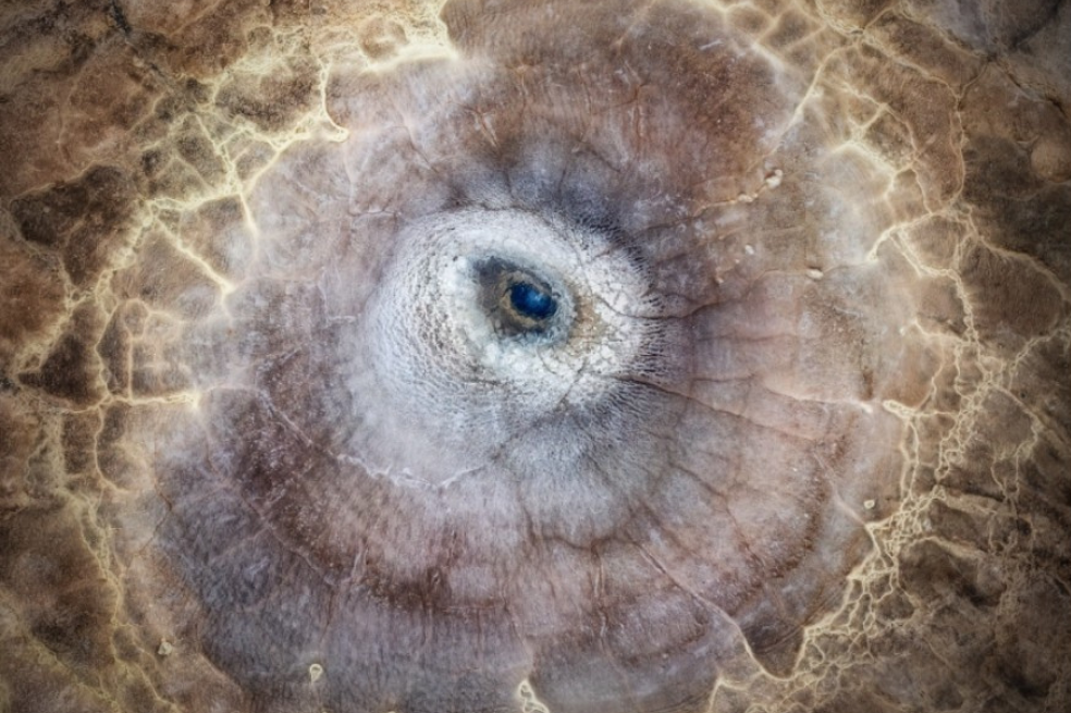 En la categoría "Abstracto" la foto ganadora fue "El ojo" de Pawel Zygmunt. "Una vista aérea de Hveravellir, en Islandia, muestra una piscina geotérmica con forma de ojo de animal", describe el autor.