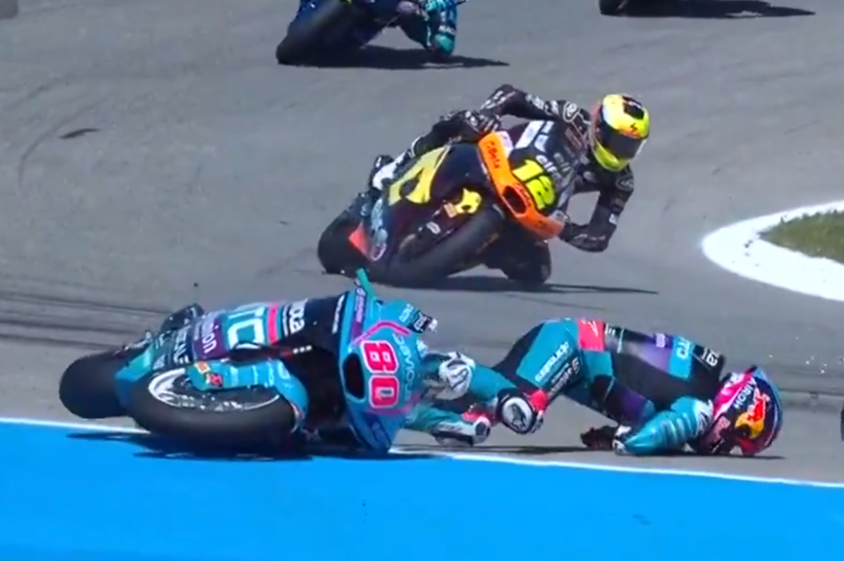 Video: Una dura caída sacó a David Alonso del Gran Premio de Aragón de Moto2