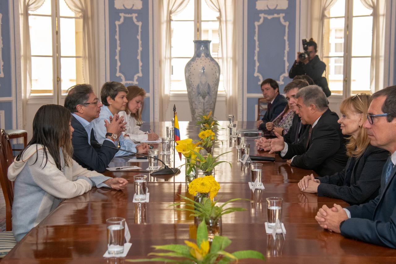 Petro le propuso a Laporta que establezca una academia del Barcelona en Colombia