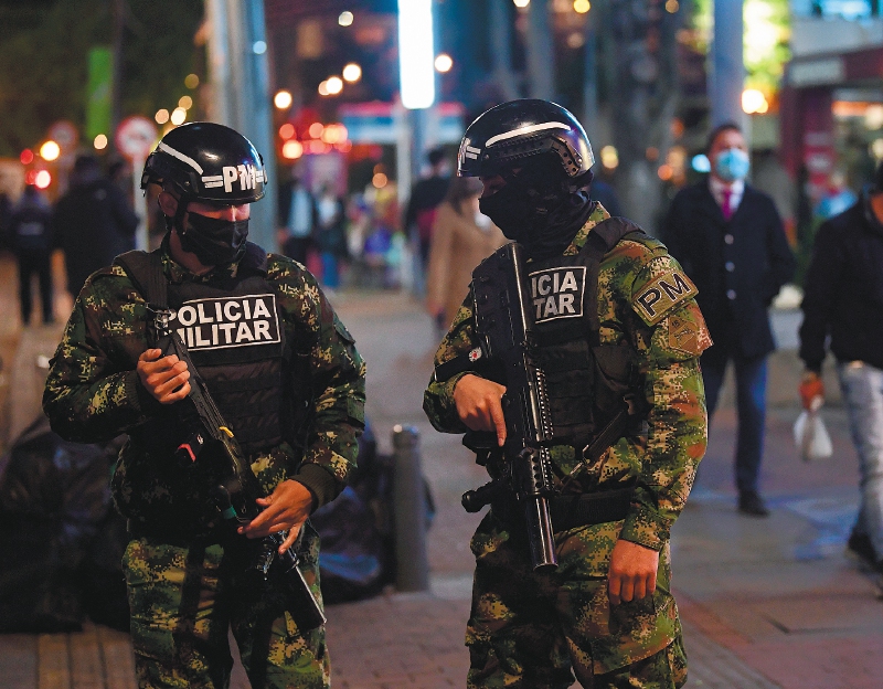 Ladrones en moto robaron fusil a soldado en Quintaparedes, Bogotá