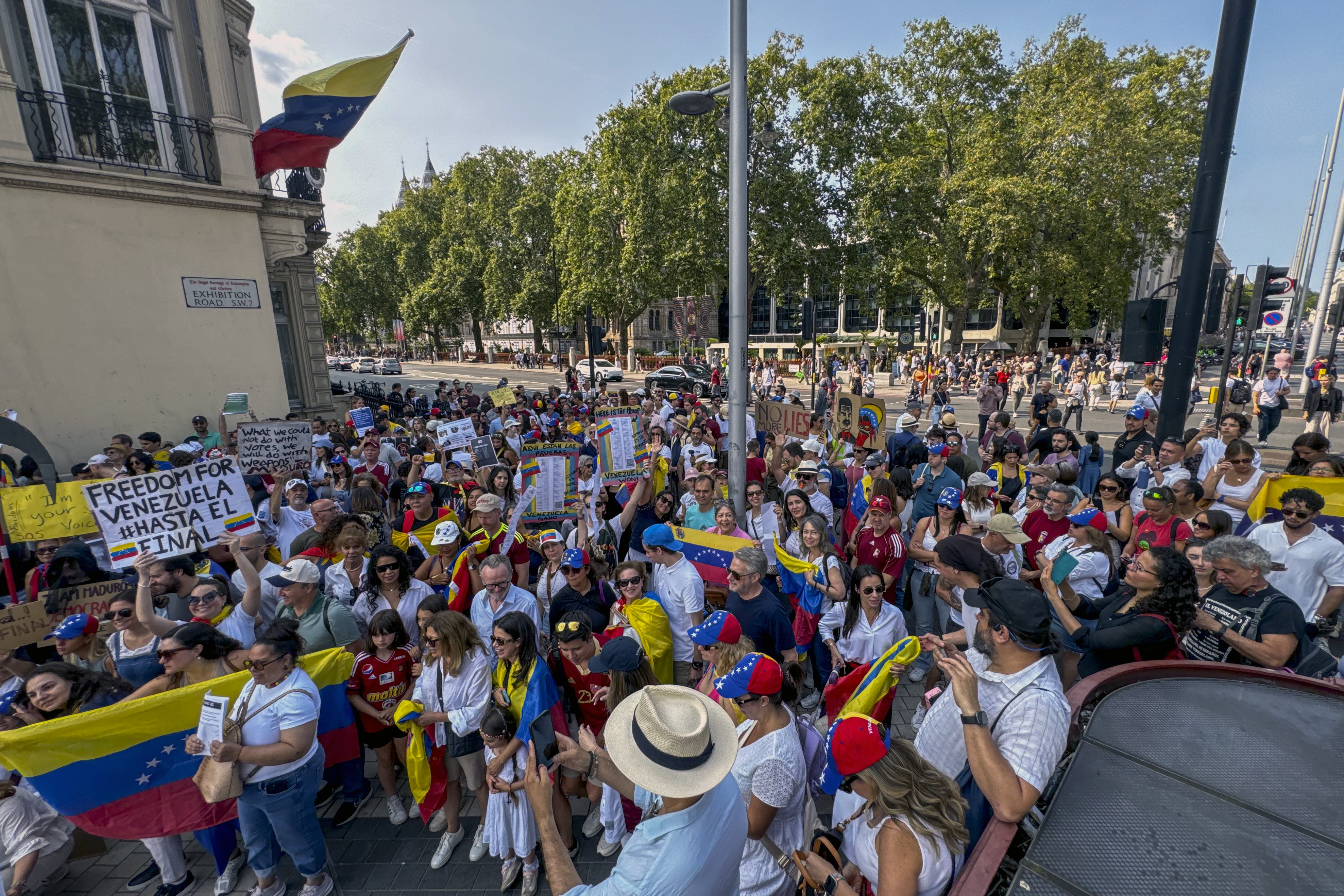 LONDRES , 17/08/2024.- Centenares de venezolanos se manifestaron de forma pacífica este sábado en Londres y otras ciudades del Reino Unido para pedir la libertad de su país natal y denunciar, con las actas en la mano, el "fraude" de los recientes comicios presidenciales del 28 de julio. EFE/ConVzlaUK SOLO USO EDITORIAL/SOLO DISPONIBLE PARA ILUSTRAR LA NOTICIA QUE ACOMPAÑA (CRÉDITO OBLIGATORIO)