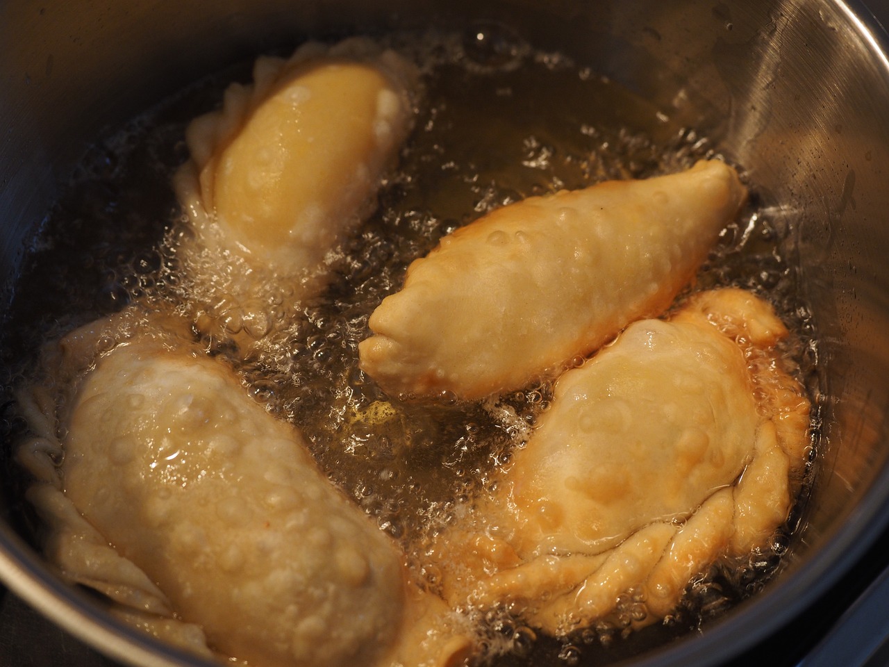 ¿Cómo hacer para que las empanadas queden crocantes y no se abran al freírlas?