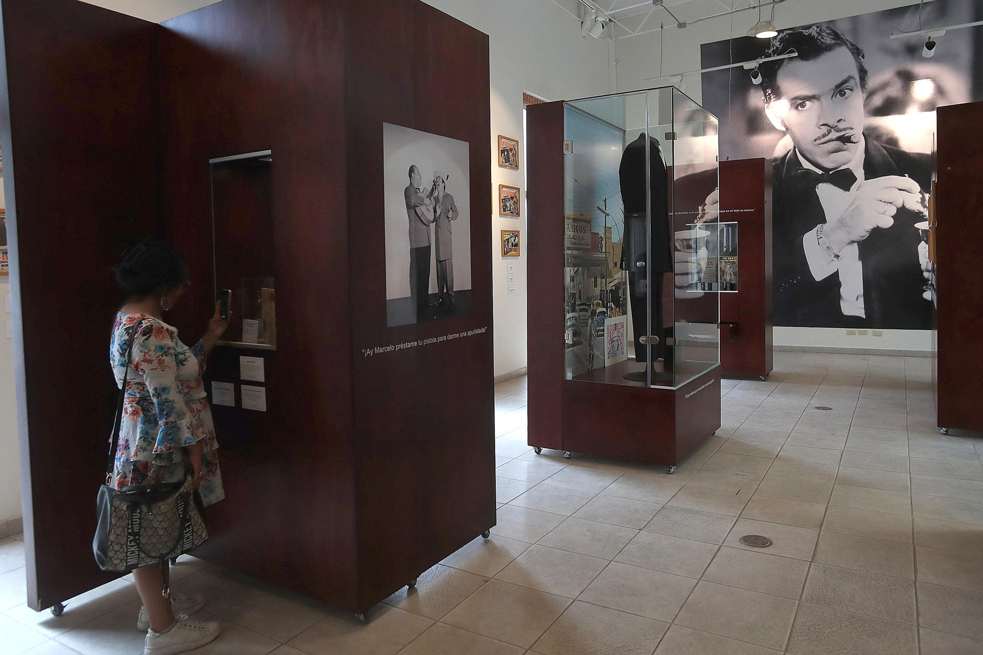 MEX3112. CIUDAD JUÁREZ (MÉXICO), 24/05/2025.- Una mujer visita la Sala de Arte del actor y cantante mexicano Germán Valdés 'Tin Tán' este sábado, en Ciudad Juárez, Chihuahua (México). La casa de Juan Gabriel, convertida en museo hace nueve meses, se ha consolidado como uno de los principales atractivos turísticos y culturales de la fronteriza Ciudad Juárez, al recibir a más de 20.000 visitantes nacionales y extranjeros. EFE/ Luis Torres