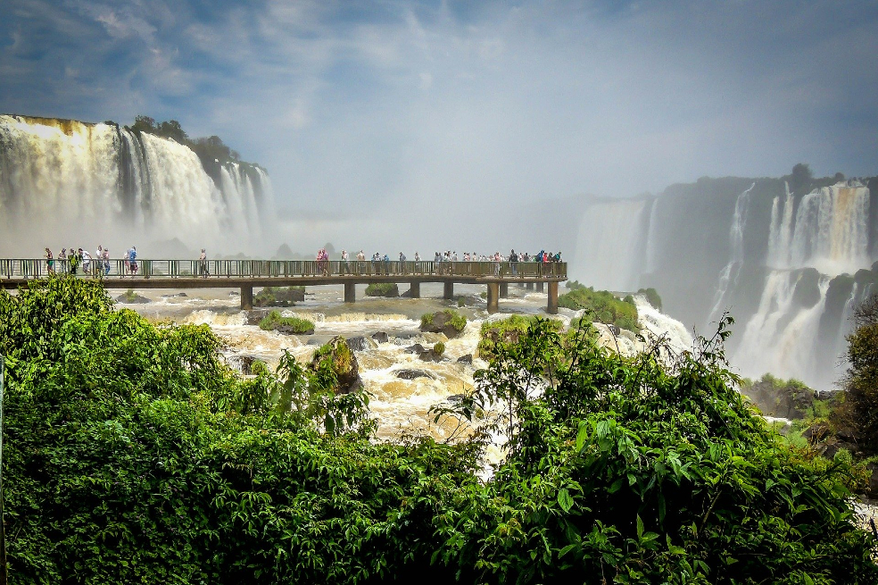 Imponentes, majestuosas, coloridas y poderosas. En idioma guaraní, el término Iguazú se traduce como “Aguas grandes”, y muchos coinciden en que quienes visitan este lugar no vuelven igual a su hogar.