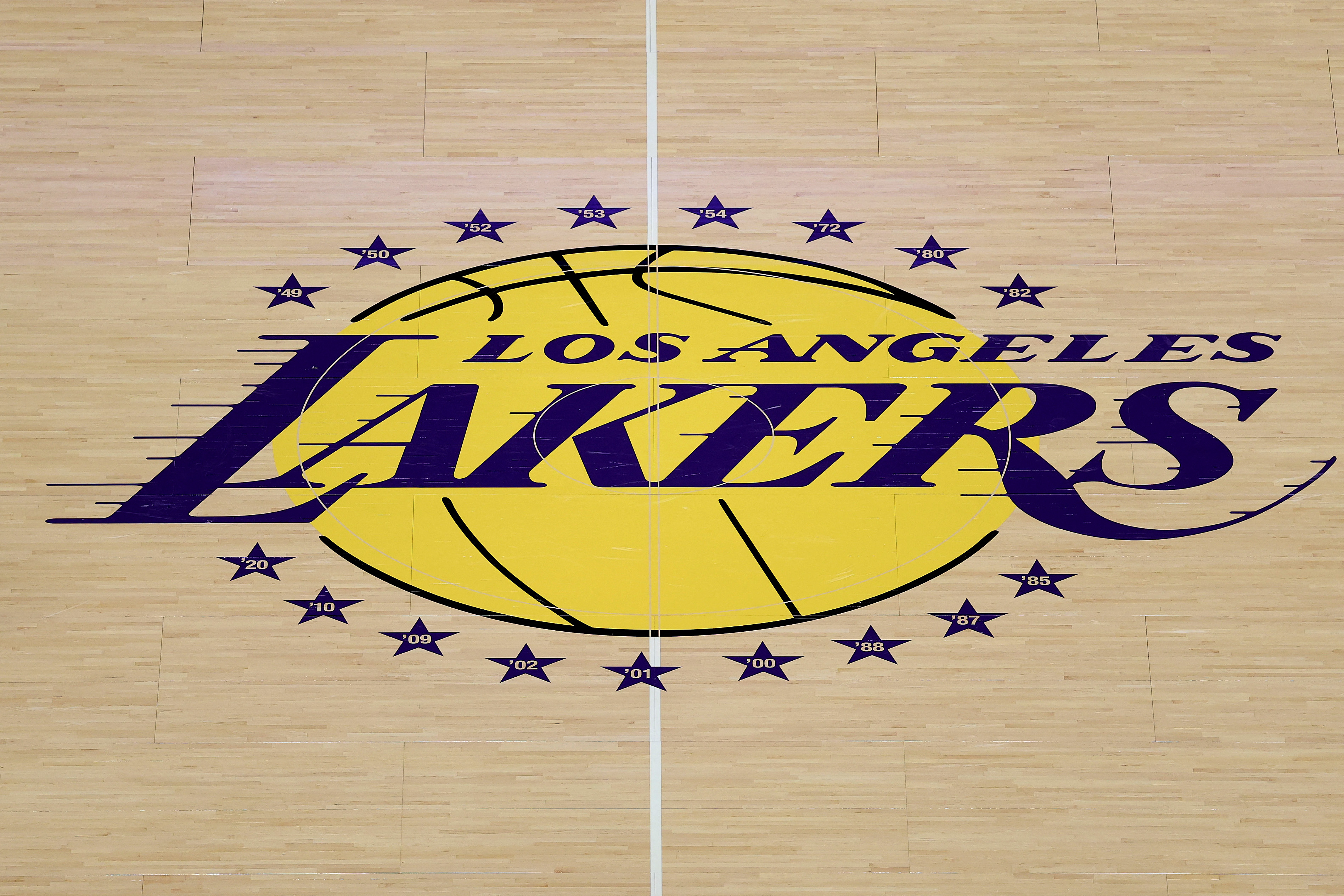 Escudo de Los Ángeles Lakers en el terreno de juego de la Cripto Arena en la ciudad más poblada del estado de California.