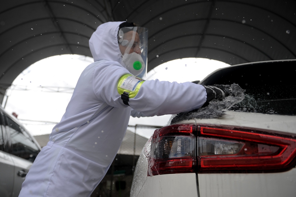 Firmas como General Motors han atendido vehículos desde los primeros días de confinamiento, revisando que cada persona u organización que solicite sus servicios transporte materiales de primera necesidad o pertenezca a alguna actividad que se haya reactivado.