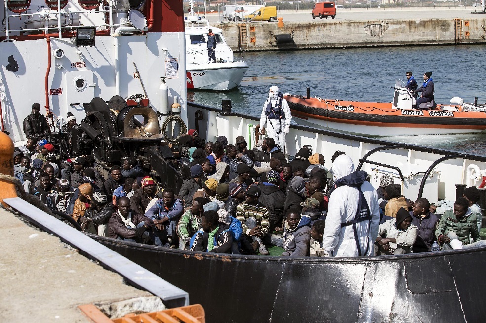 Siguen llegando inmigrantes, a pesar de la tragedia. Otro grupo fue rescatado por la embarcación RBD y es llevado al puerto de Corigliano Calabro (Italia). / EFE