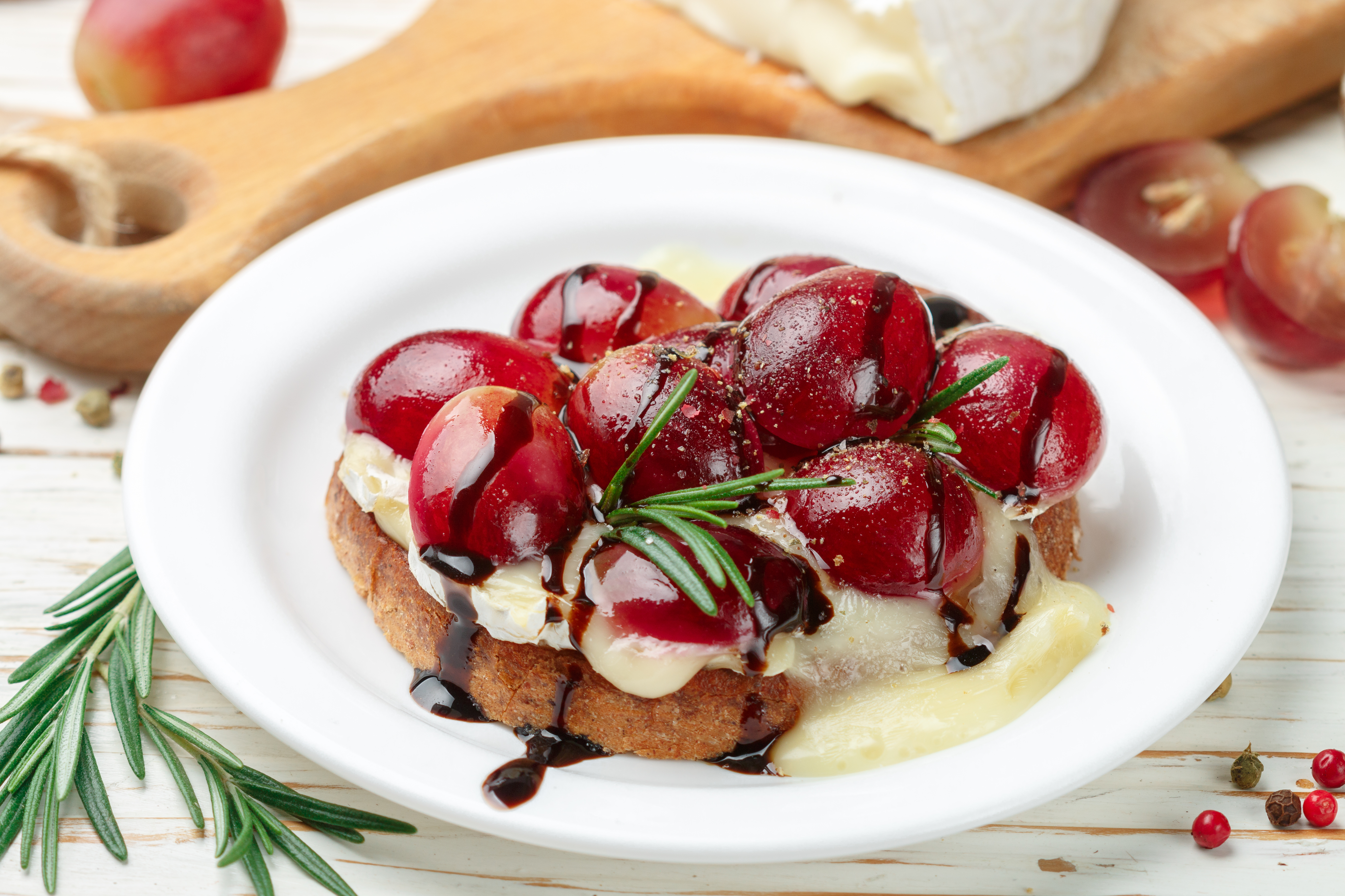 Así se preparan las tostadas de queso brie con uvas rostizadas