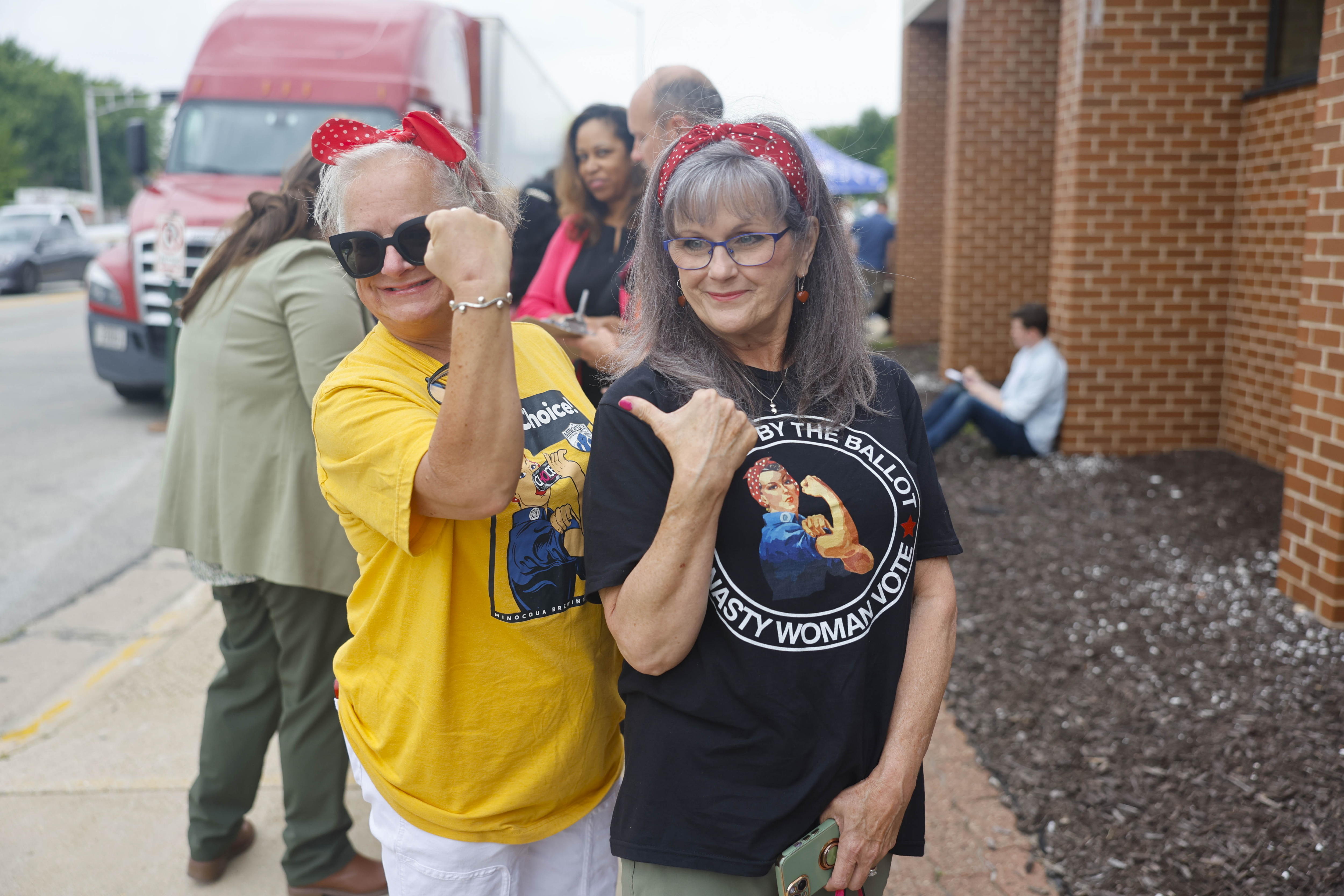 West Allis (United States), 23/07/2024.- Supporters of US Vice President Kamala Harris attend Harris' campaign event at West Allis, Wisconsin, USA, 23 July 2024. US President Biden announced on Sunday 21 July 2024 that he would no longer seek re-election and endorsed Vice President Harris to be the Democratic presidential nominee for the US elections in November 2024. (Elecciones) EFE/EPA/JEFFREY PHELPS